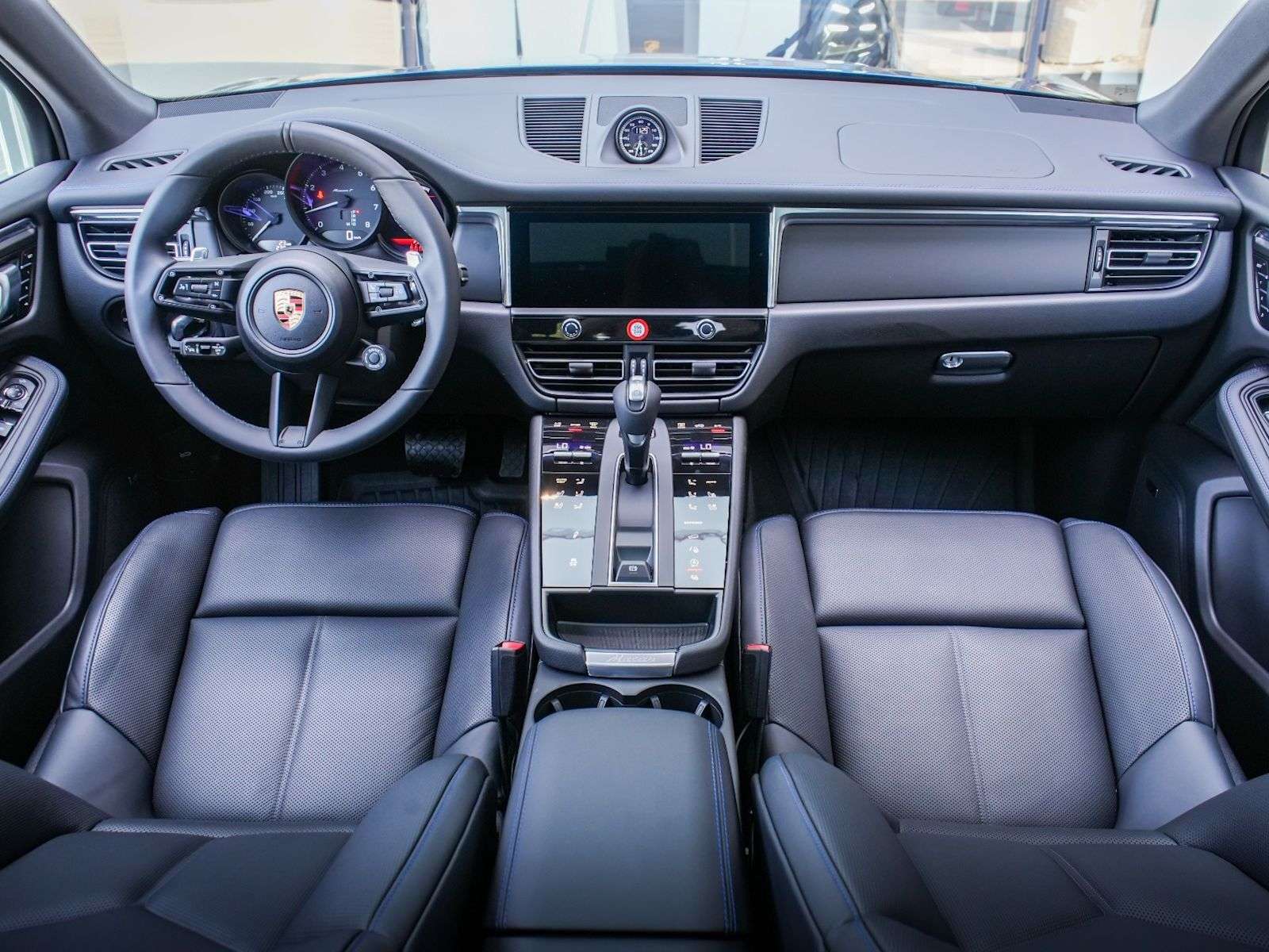 2025 Porsche Macan alt 3