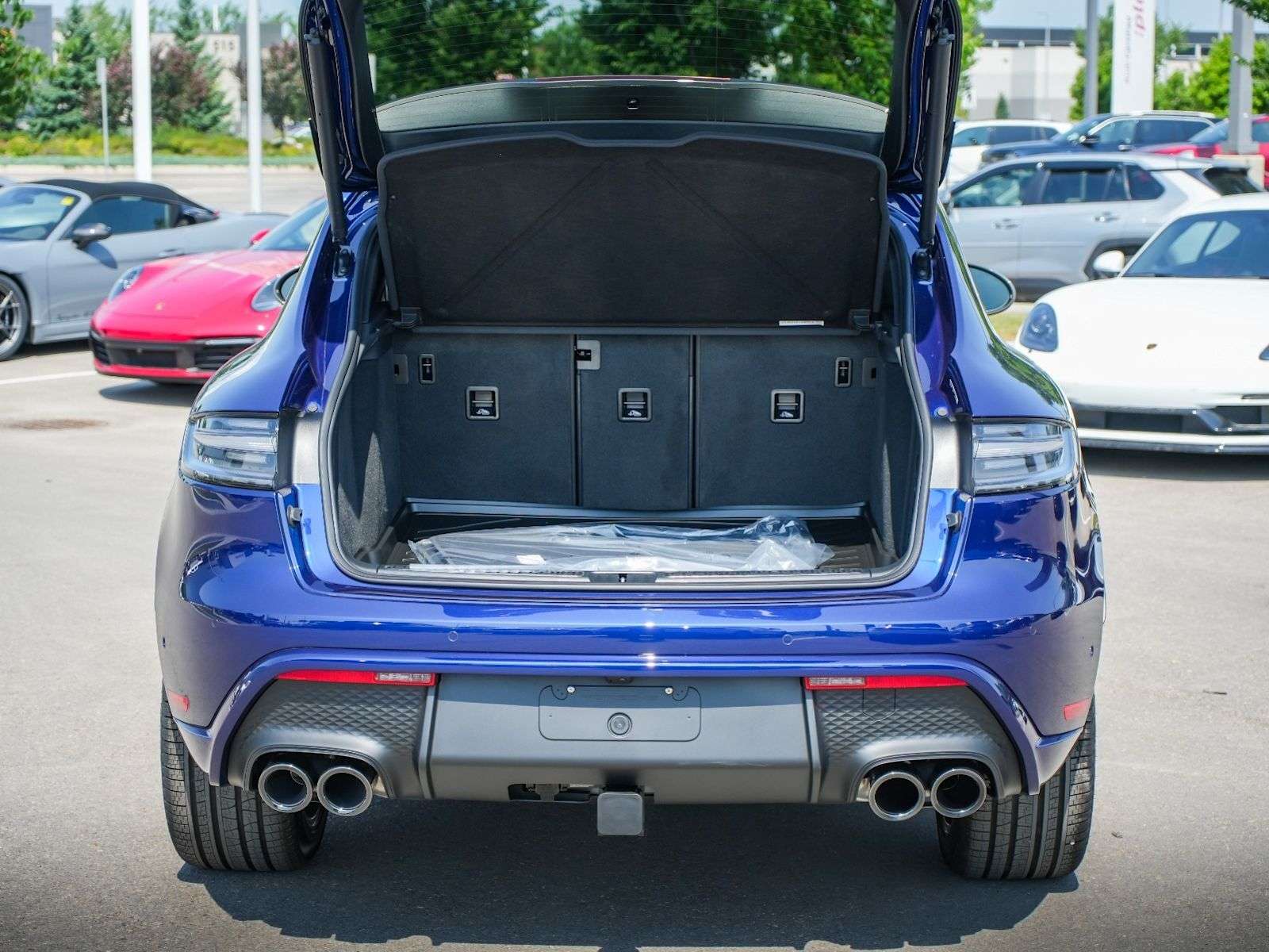 2025 Porsche Macan thumb 9