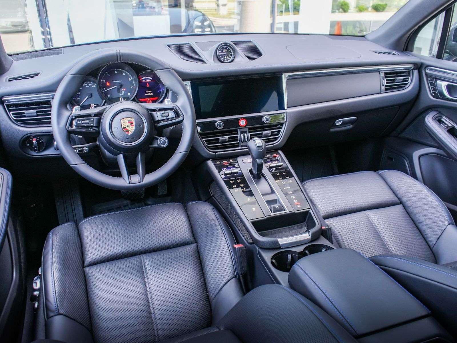 2025 Porsche Macan thumb 12