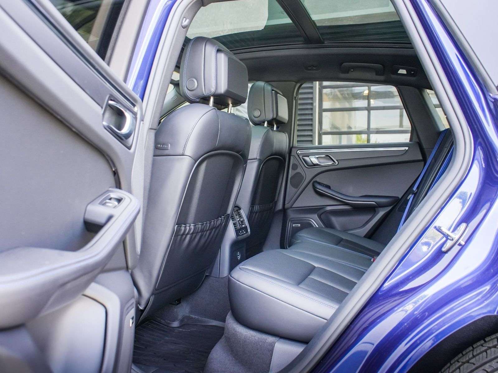 2025 Porsche Macan thumb 16