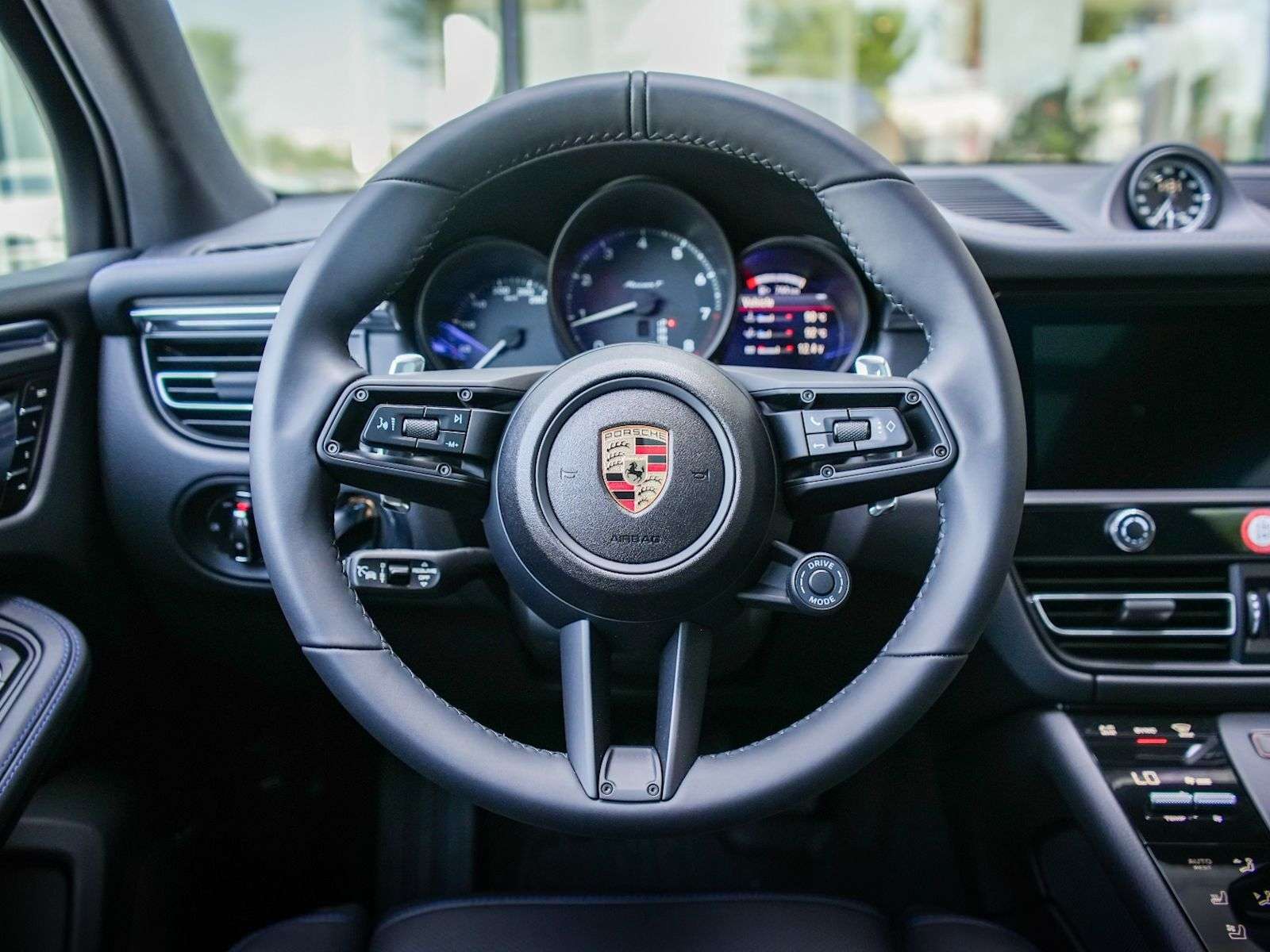 2025 Porsche Macan thumb 19