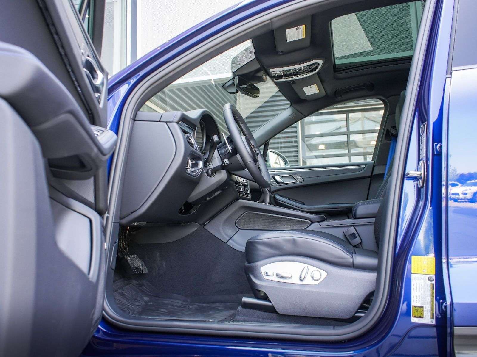 2025 Porsche Macan thumb 10