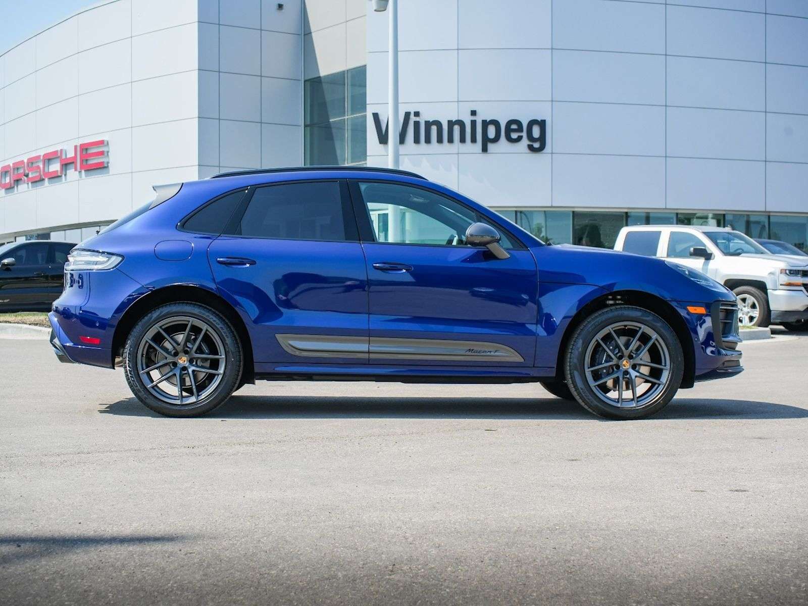 2025 Porsche Macan thumb 8