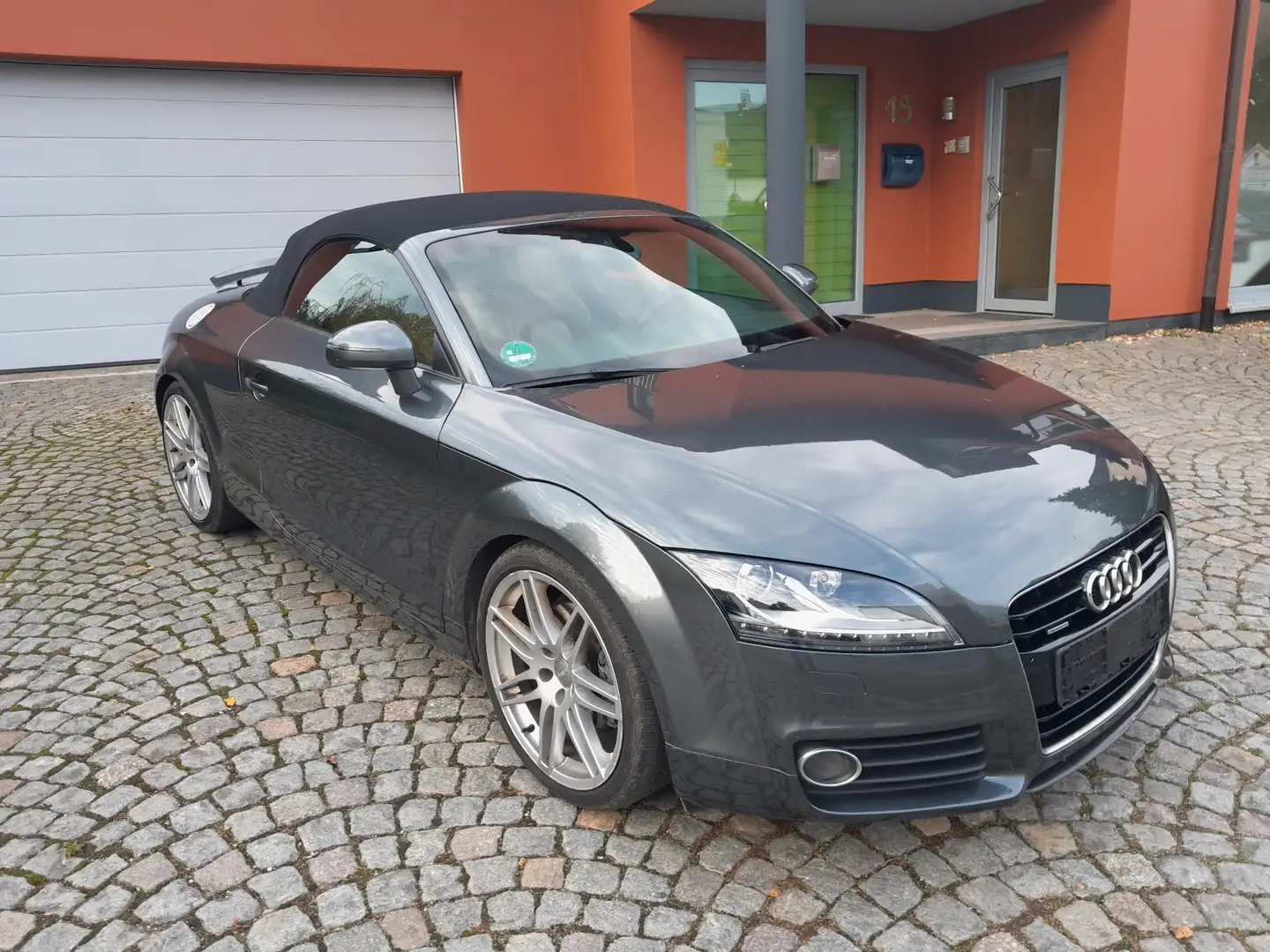 Audi TT 2.0 TDI Roadster quattro Šedá - 1