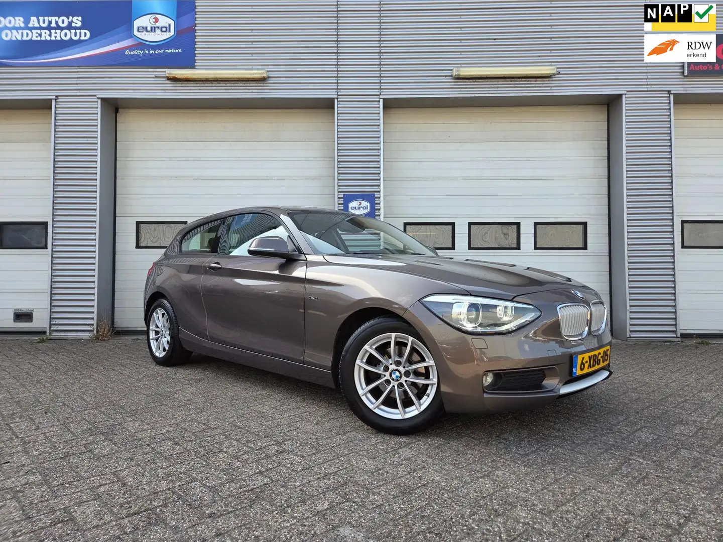 BMW 116 1-serie 116i Executive |AUTOMAAT|NAVI|SCHUIFDAK| Bruin - 1