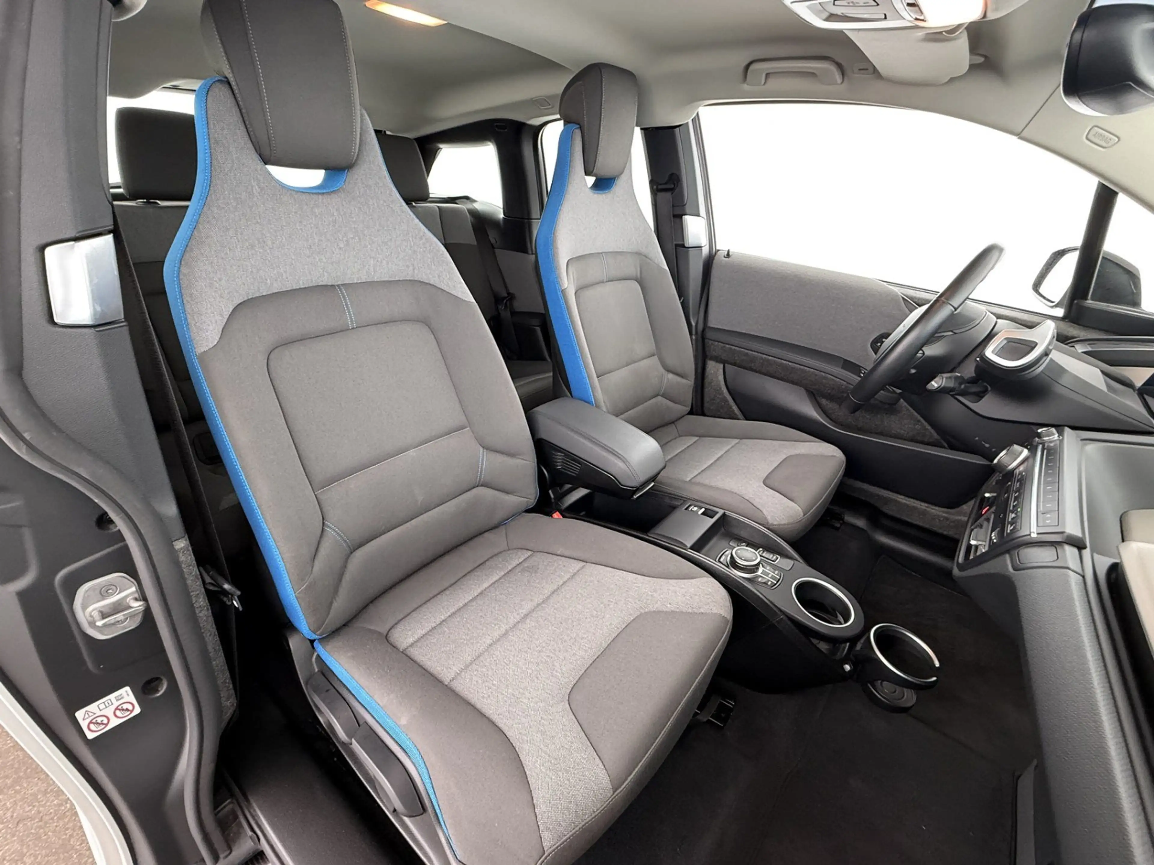 BMW i3 42kWh Aut LED WAERMEPUMPE NAVI R-CAM SITZHZG — photo 14