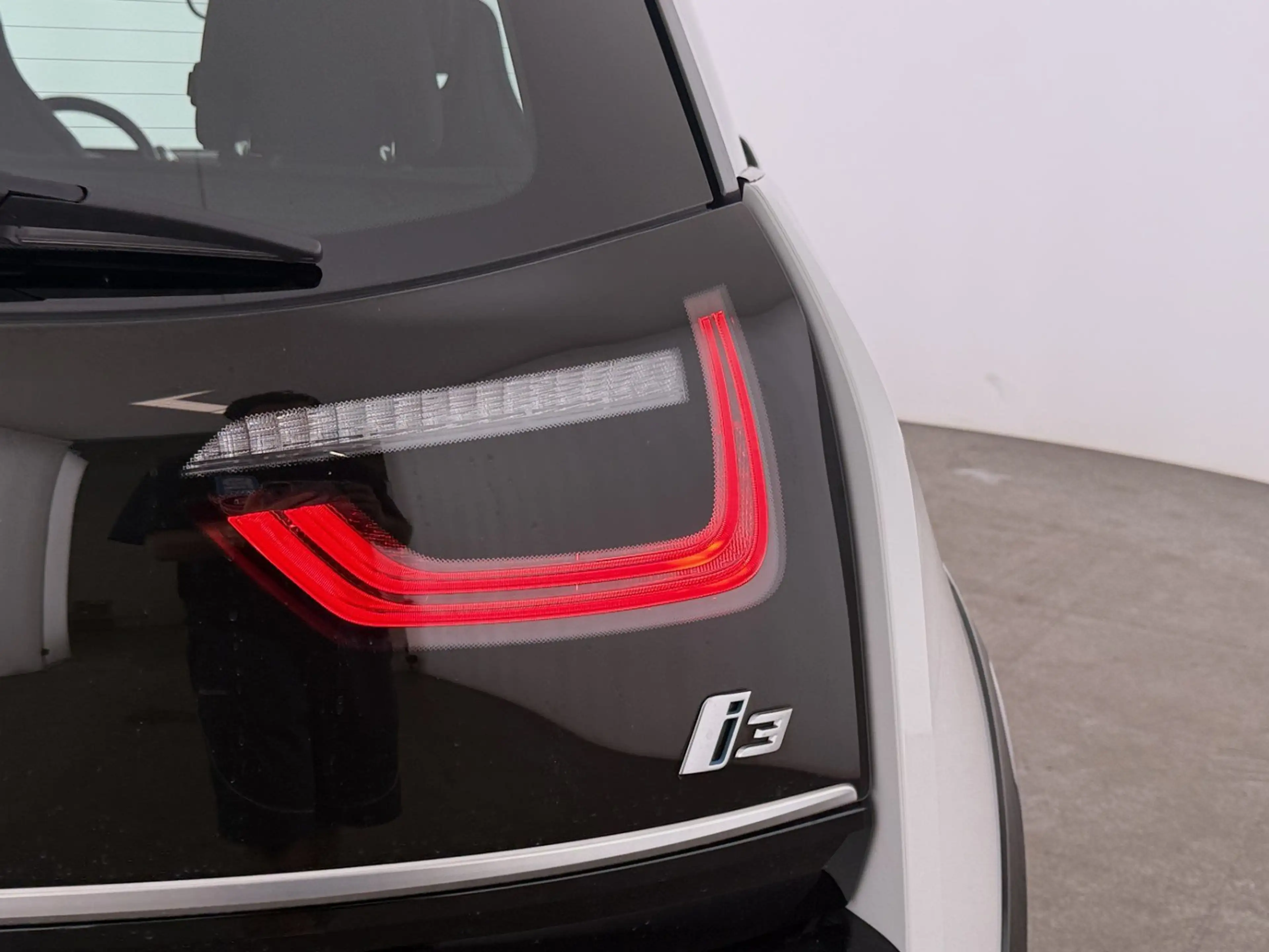 BMW i3 42kWh Aut LED WAERMEPUMPE NAVI R-CAM SITZHZG — photo 11