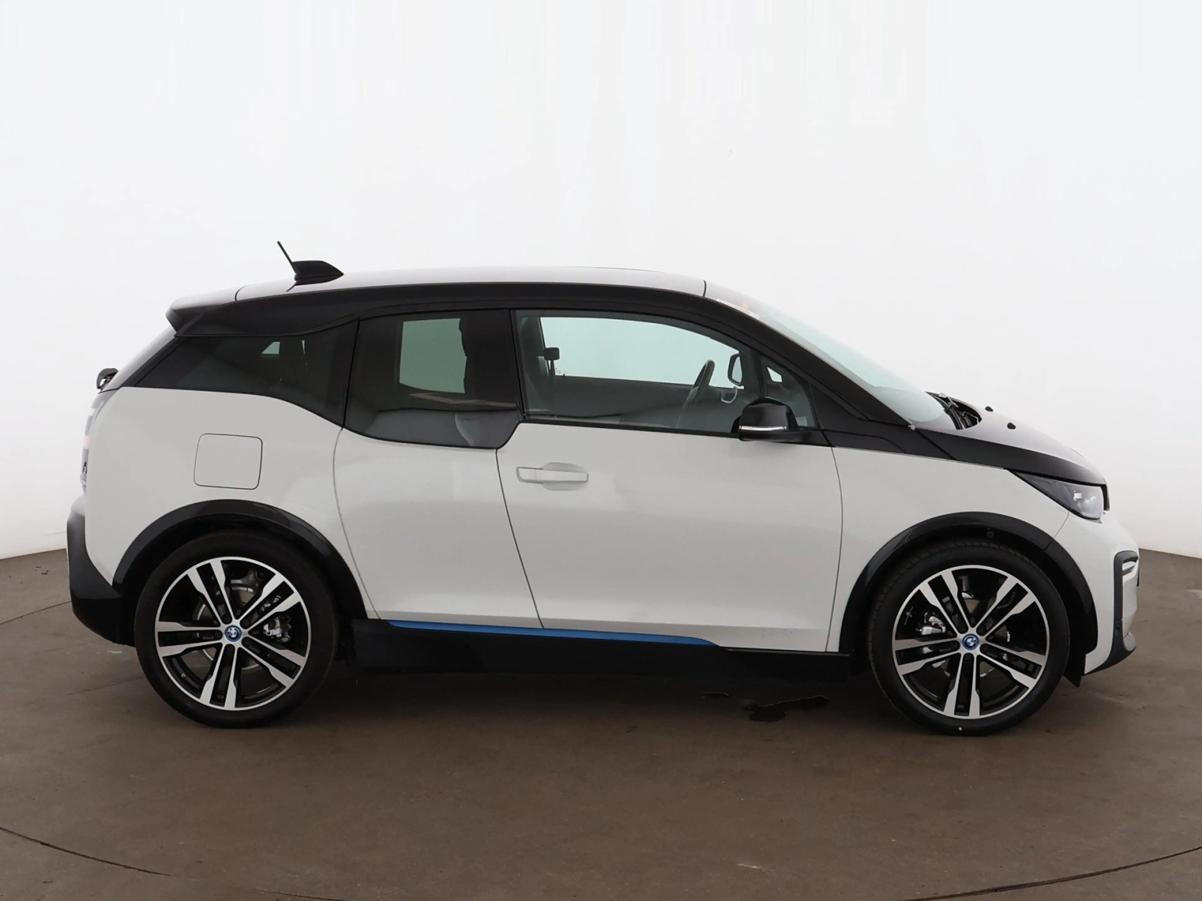 BMW i3 42kWh Aut LED WAERMEPUMPE NAVI R-CAM SITZHZG — photo 9