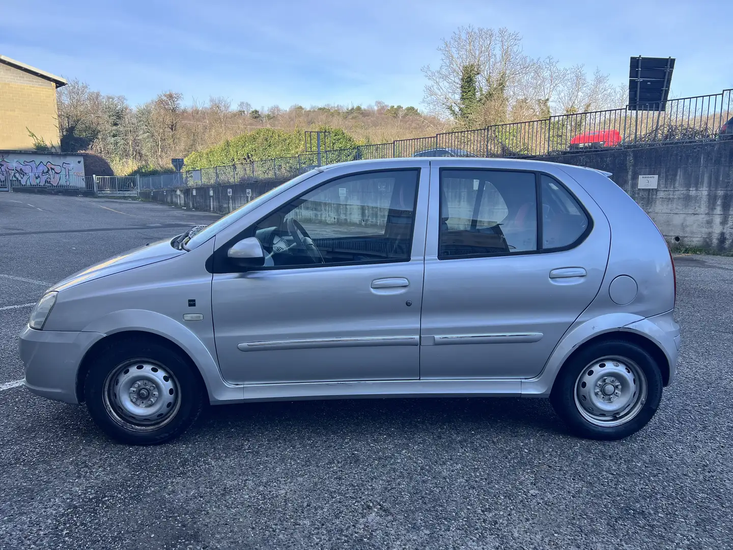 Tata Indica Indica 1.4 GLX bi-fuel M Silber - 2