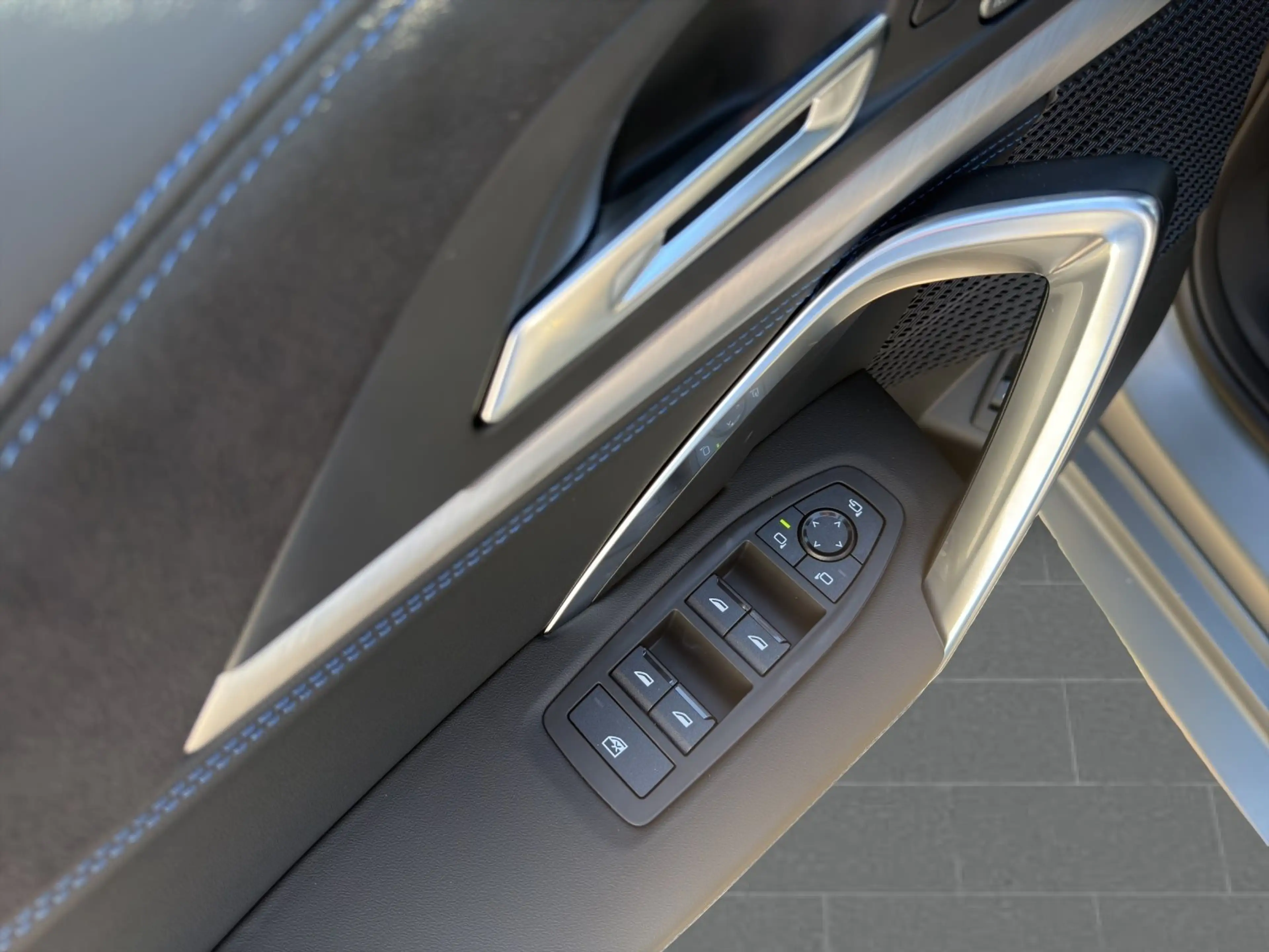 BMW iX2 xDrive30 — photo 11