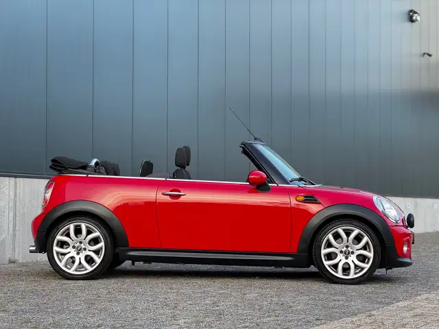 Mini Convertible view 26