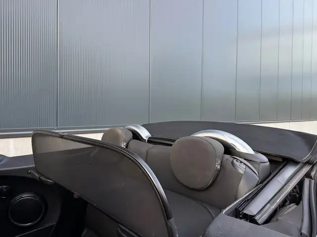 Mini Convertible view 23