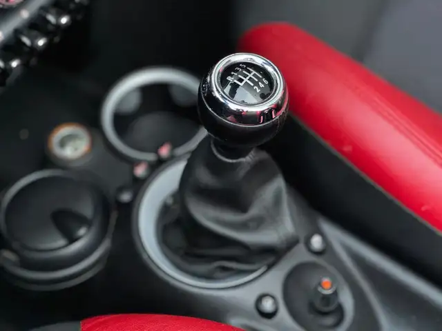 Mini Convertible view 21