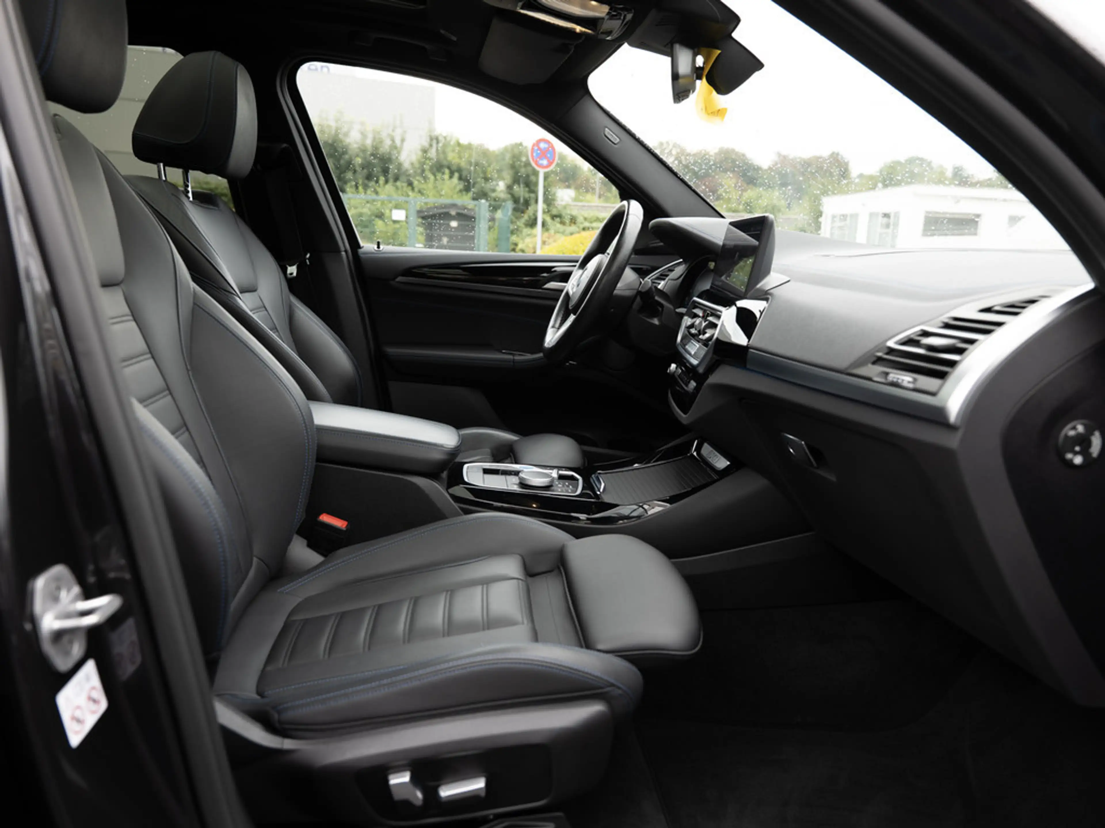 BMW iX3 Impressive FACEL. PANO AHK HUD 360° LASER — photo 14