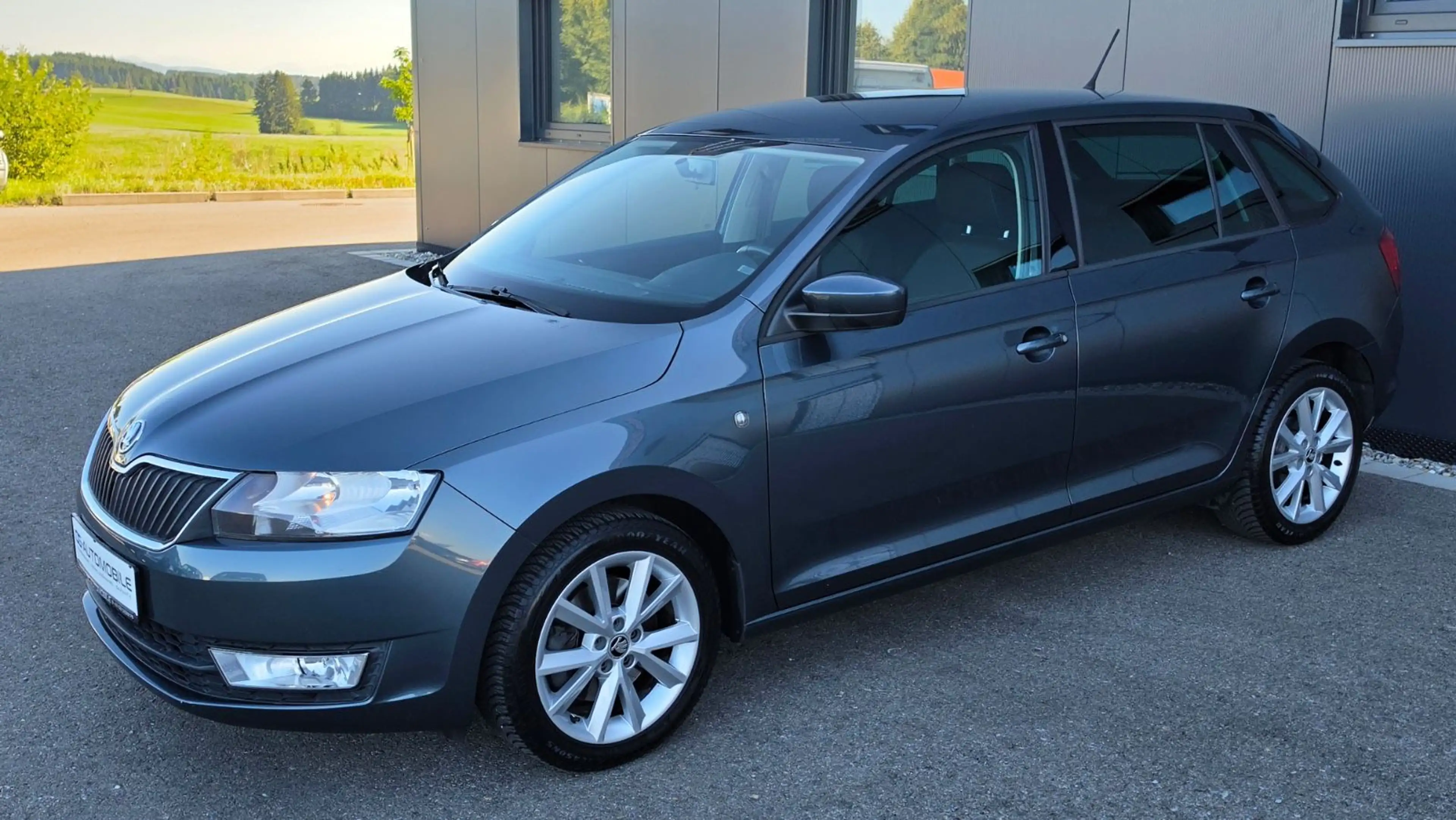 Skoda Rapid/Spaceback Spaceback 1.2 TSI AHK SHZ PDC Tempomat — photo 2