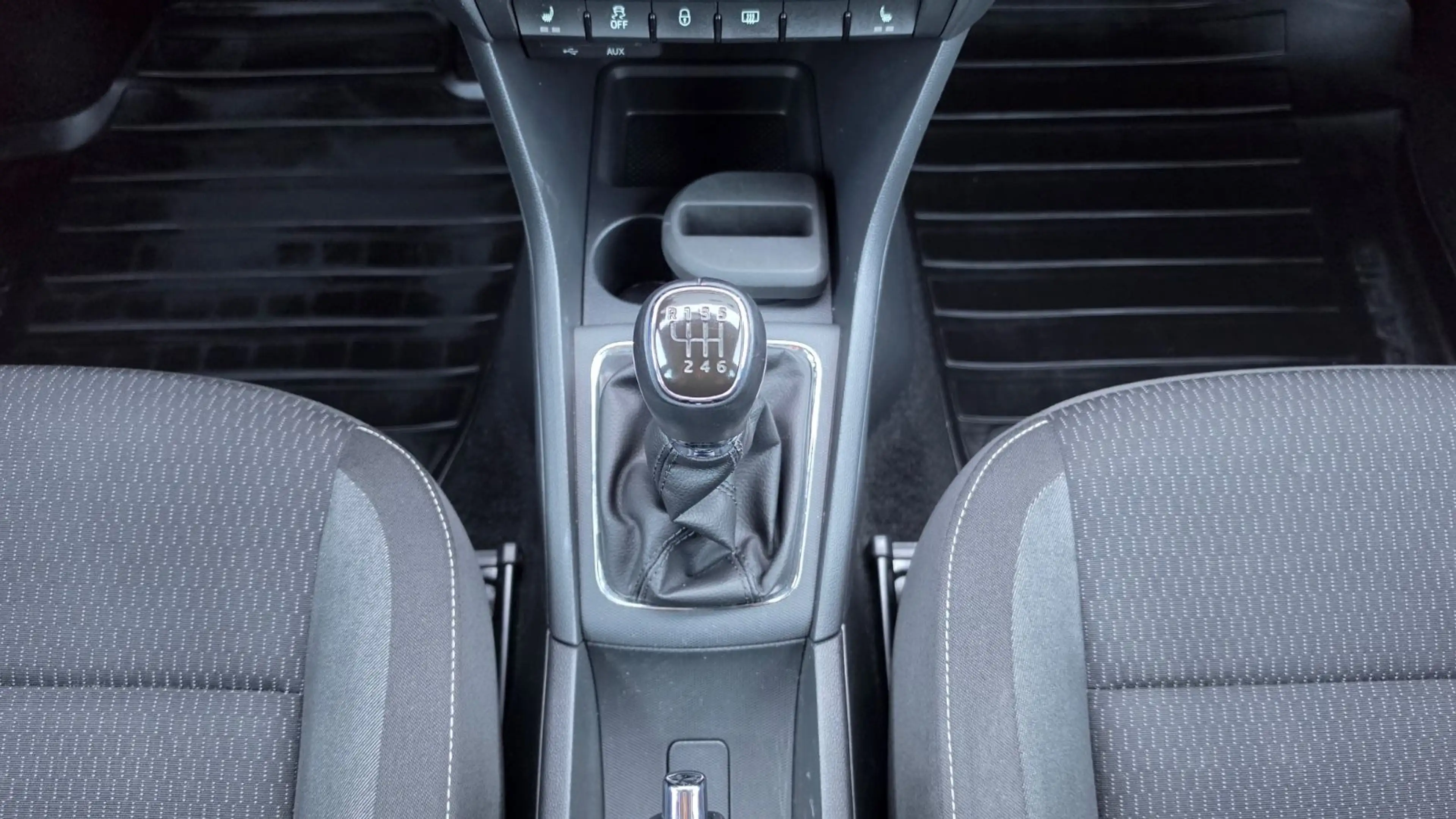 Skoda Rapid/Spaceback Spaceback 1.2 TSI AHK SHZ PDC Tempomat — photo 15