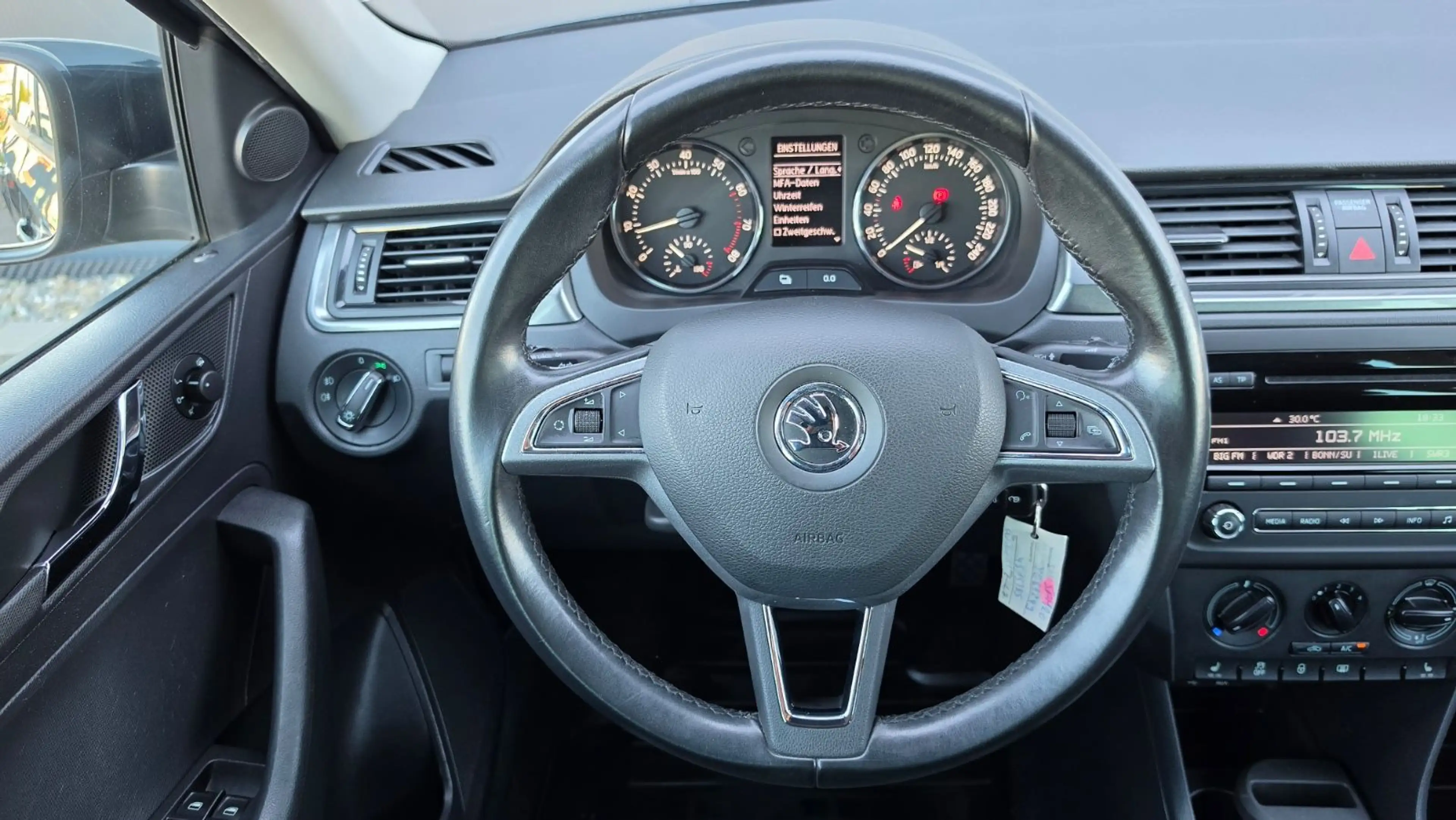 Skoda Rapid/Spaceback Spaceback 1.2 TSI AHK SHZ PDC Tempomat — photo 11