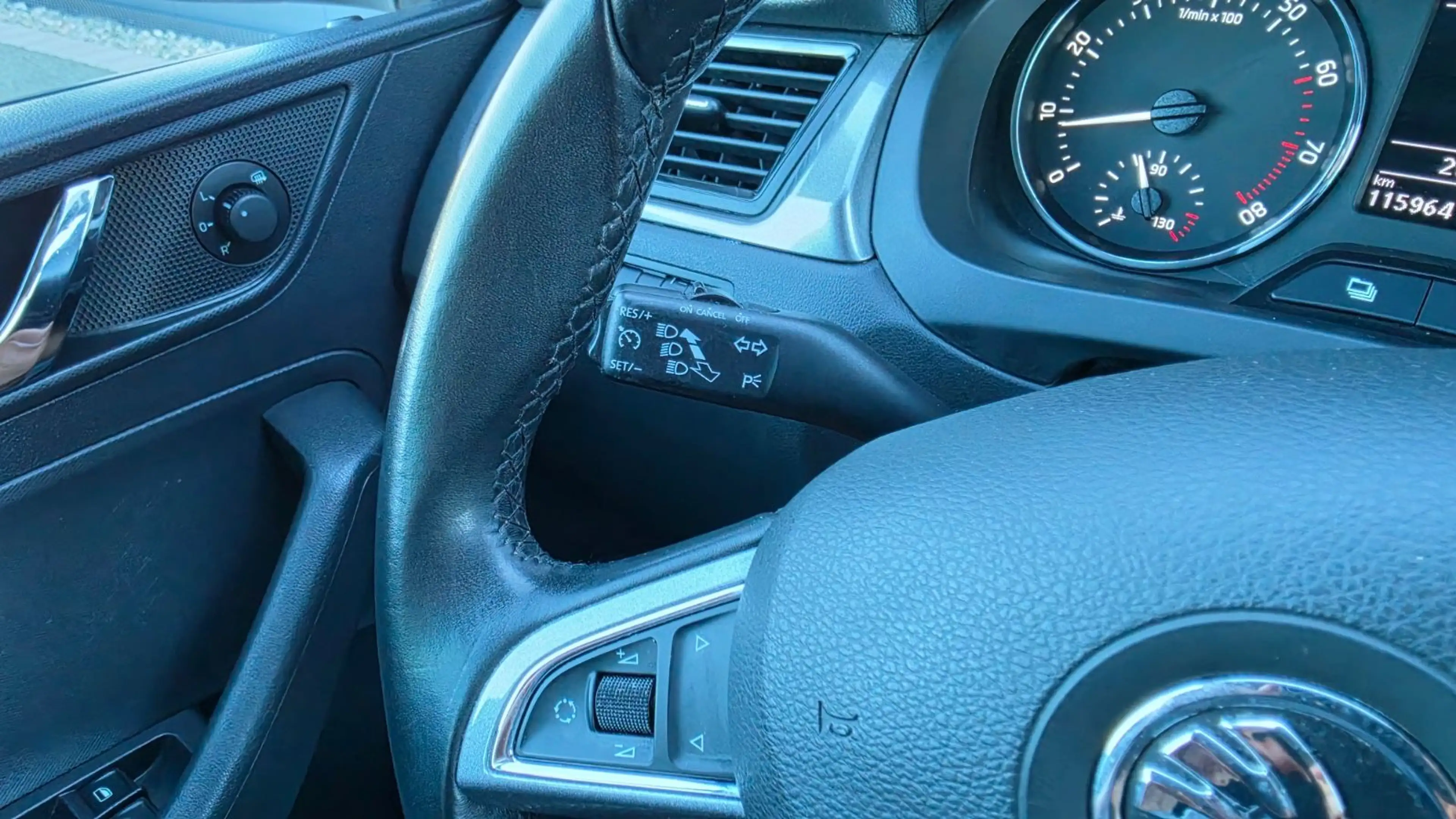 Skoda Rapid/Spaceback Spaceback 1.2 TSI AHK SHZ PDC Tempomat — photo 12