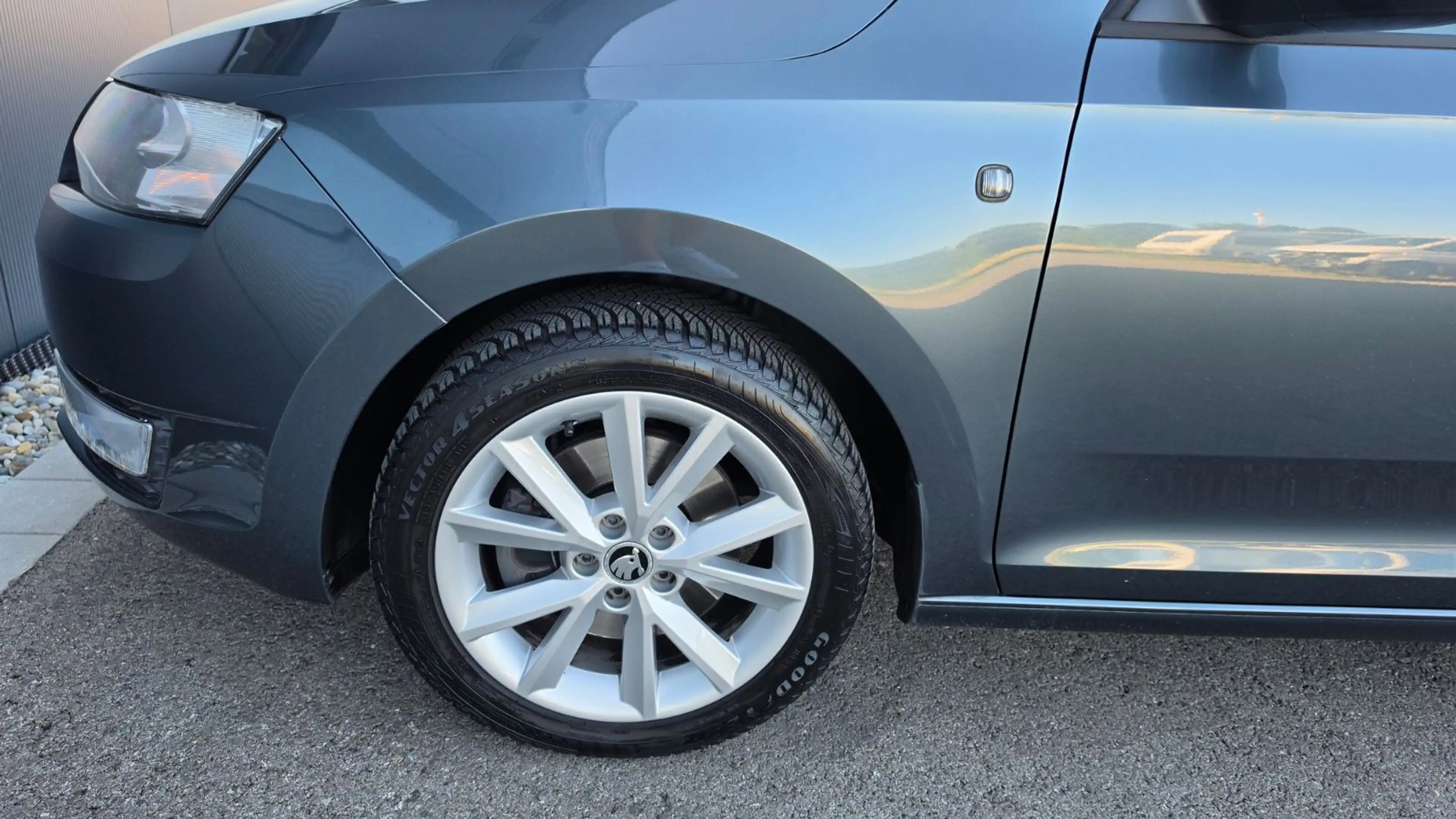 Skoda Rapid/Spaceback Spaceback 1.2 TSI AHK SHZ PDC Tempomat — photo 3