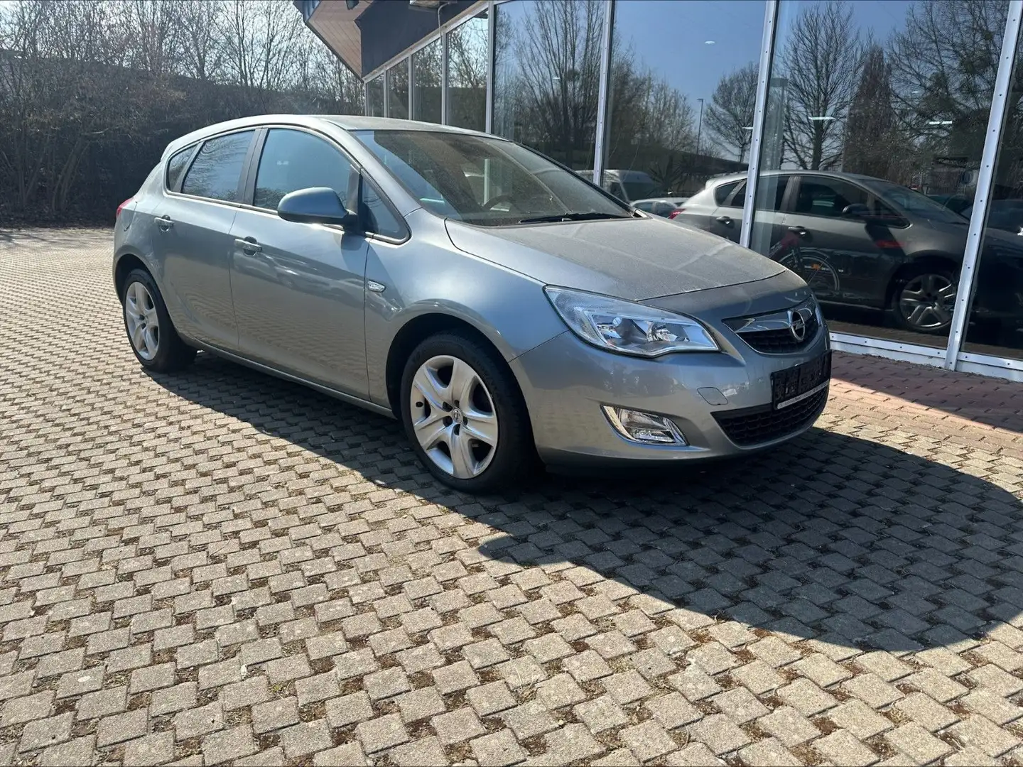 Opel Astra J Lim. 5-trg. Design Edition Silber - 1