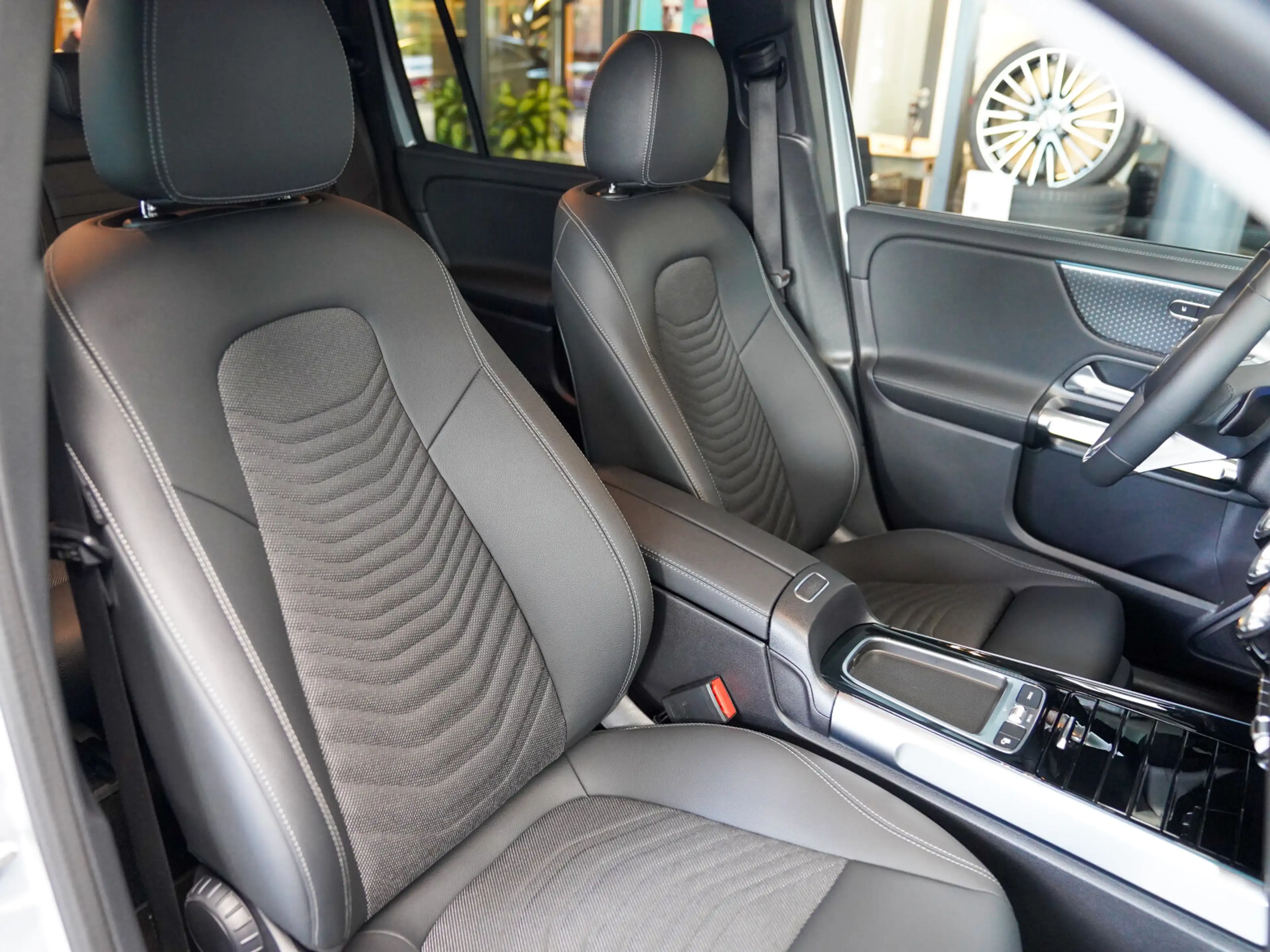 Mercedes-Benz EQB 300 EQB 300 4M Progressive DISTRONIC Lenkradheizung — photo 8
