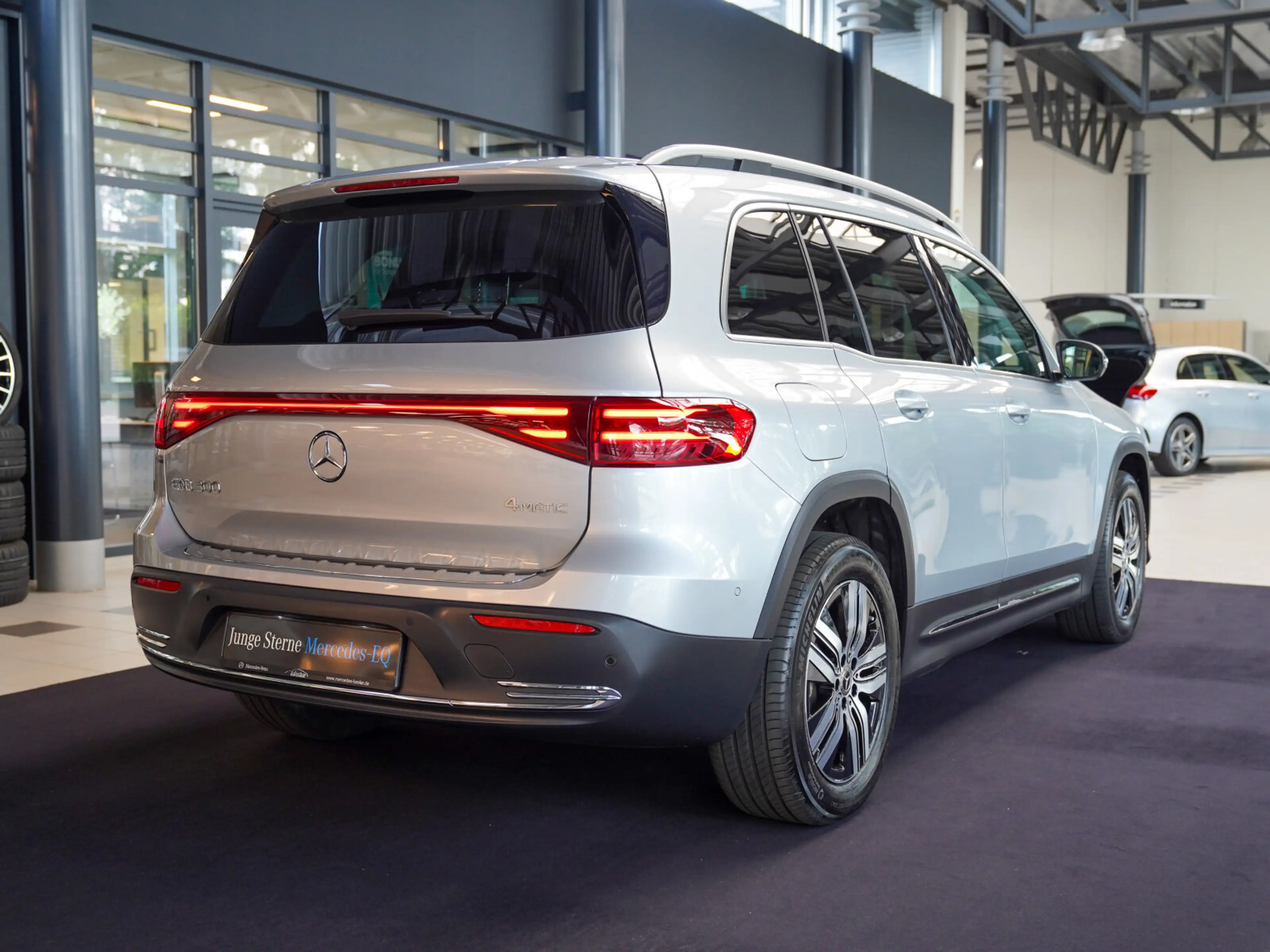 Mercedes-Benz EQB 300 EQB 300 4M Progressive DISTRONIC Lenkradheizung — photo 3