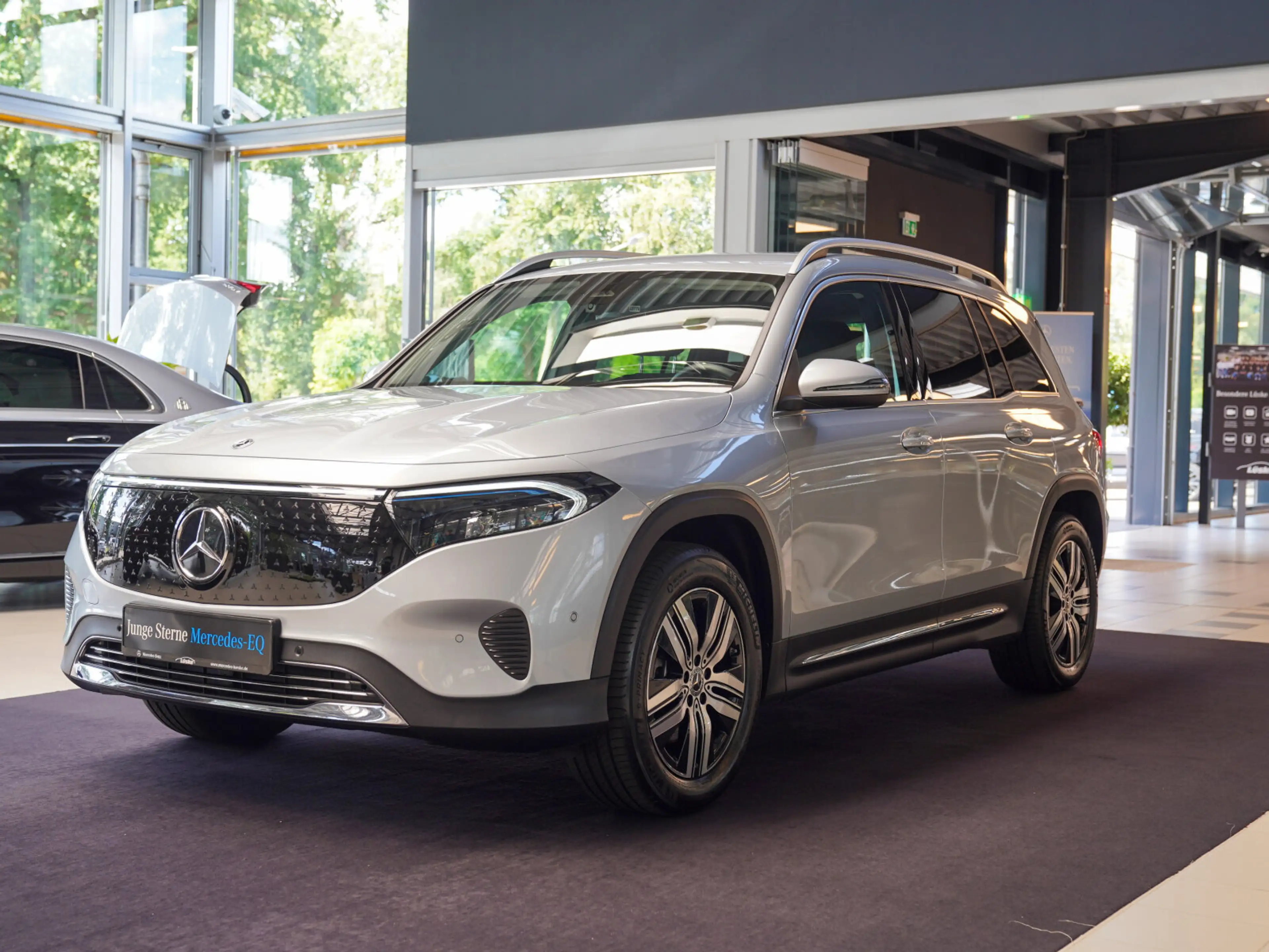 Mercedes-Benz EQB 300 EQB 300 4M Progressive DISTRONIC Lenkradheizung — photo 6
