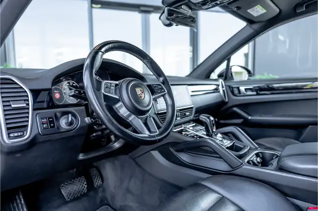 Porsche Cayenne view 8