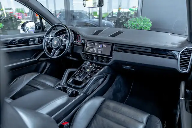 Porsche Cayenne view 10