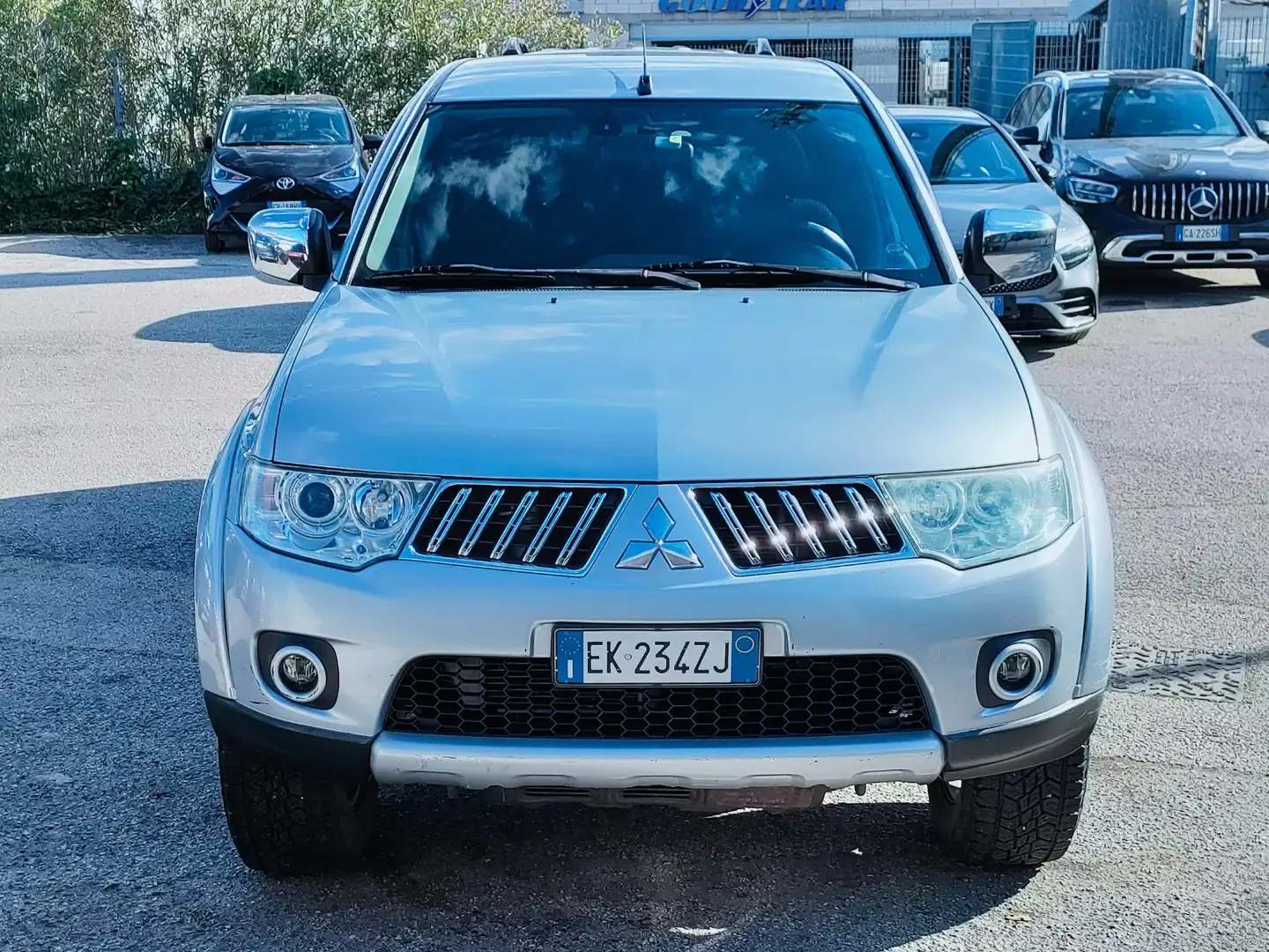 Mitsubishi L200 d.cab 2.5 di-d Intense Plus 178cv siva - 1