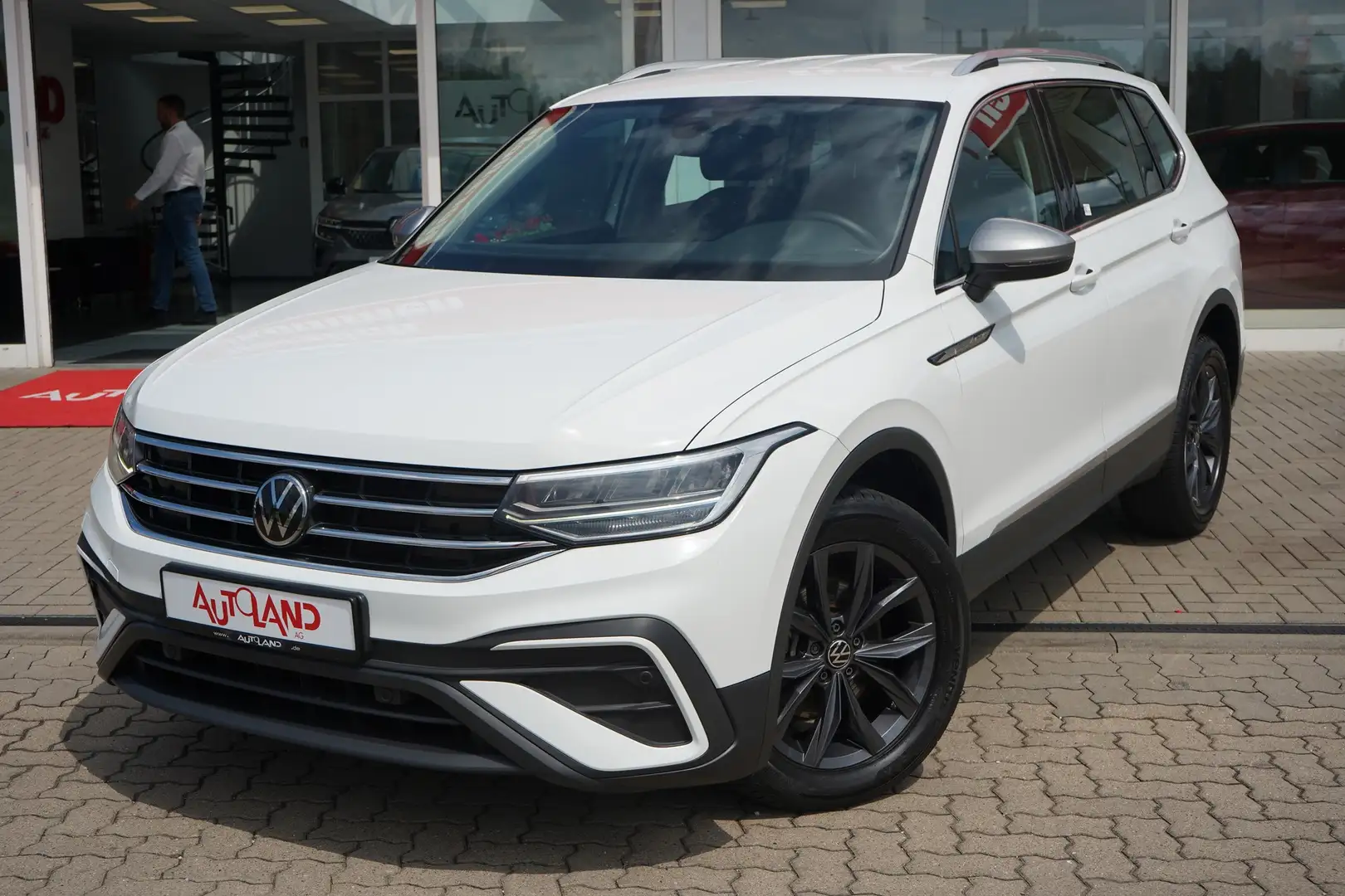 Volkswagen Tiguan Allspace 1.5 TSI DSG Life VC LED ACC Navi Белый - 2