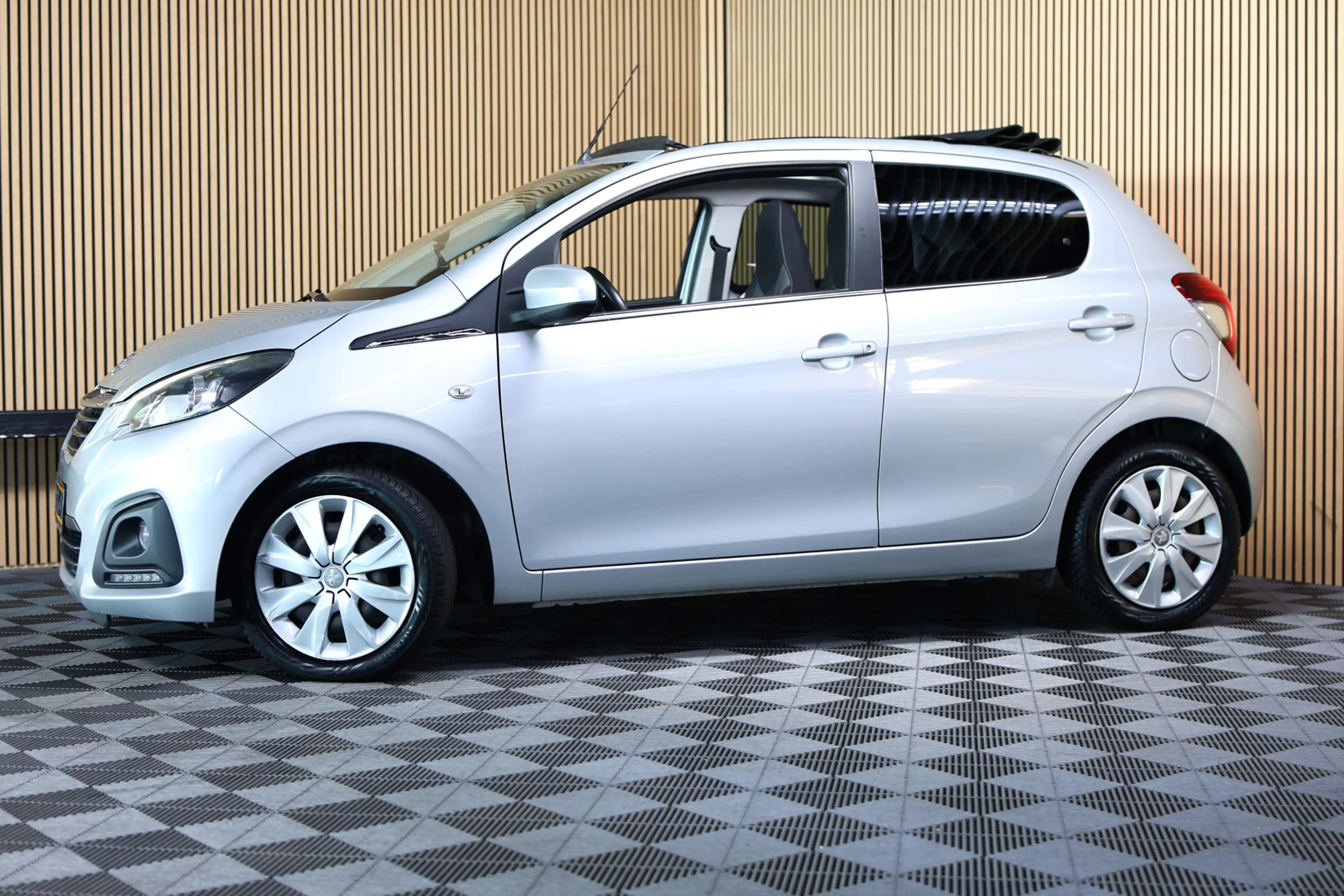Peugeot 108 1.2 Puretech Allure CABRIOTOP AIRCO CARPLAY CAMERA — photo 4