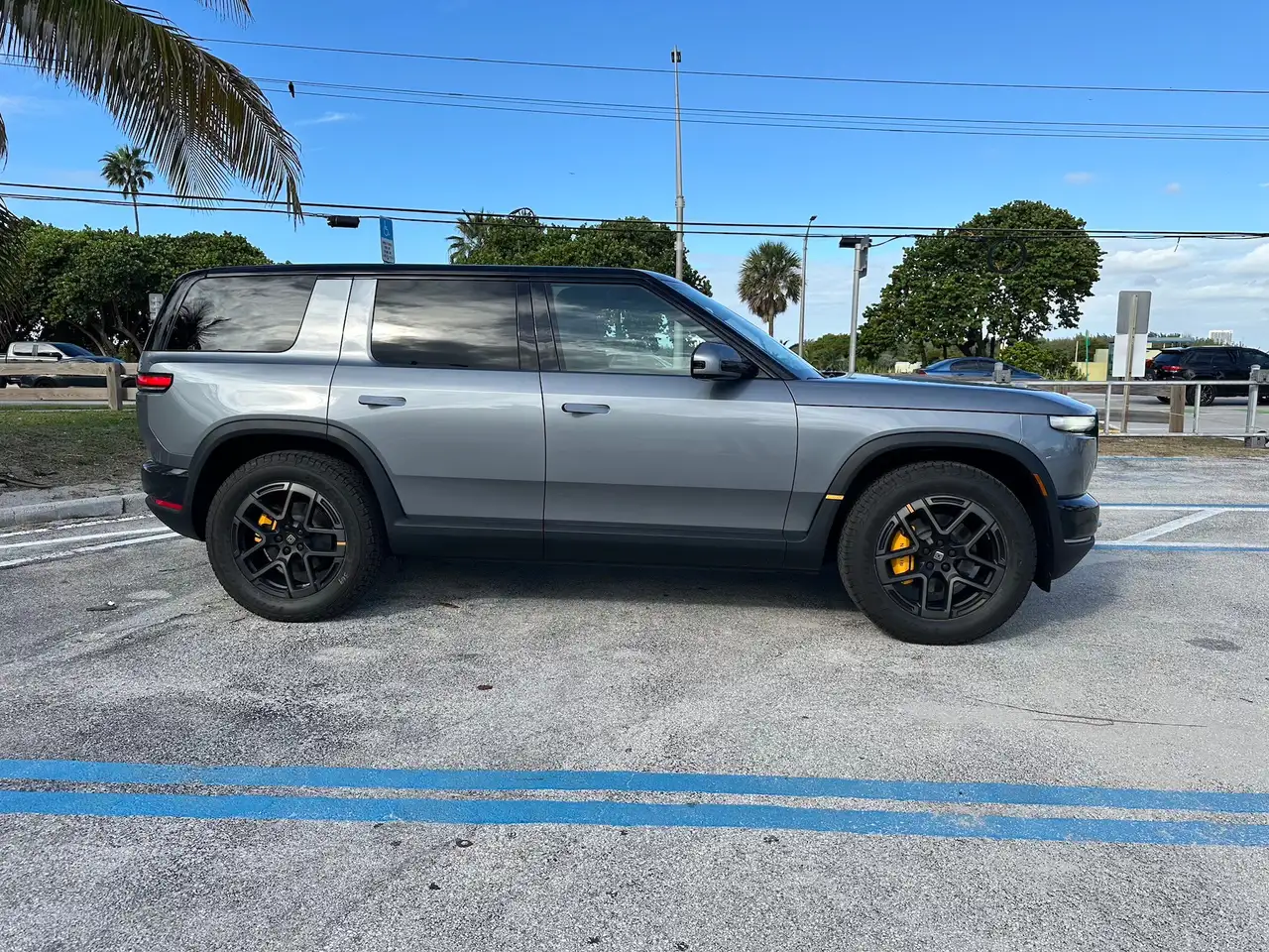 Rivian R1S