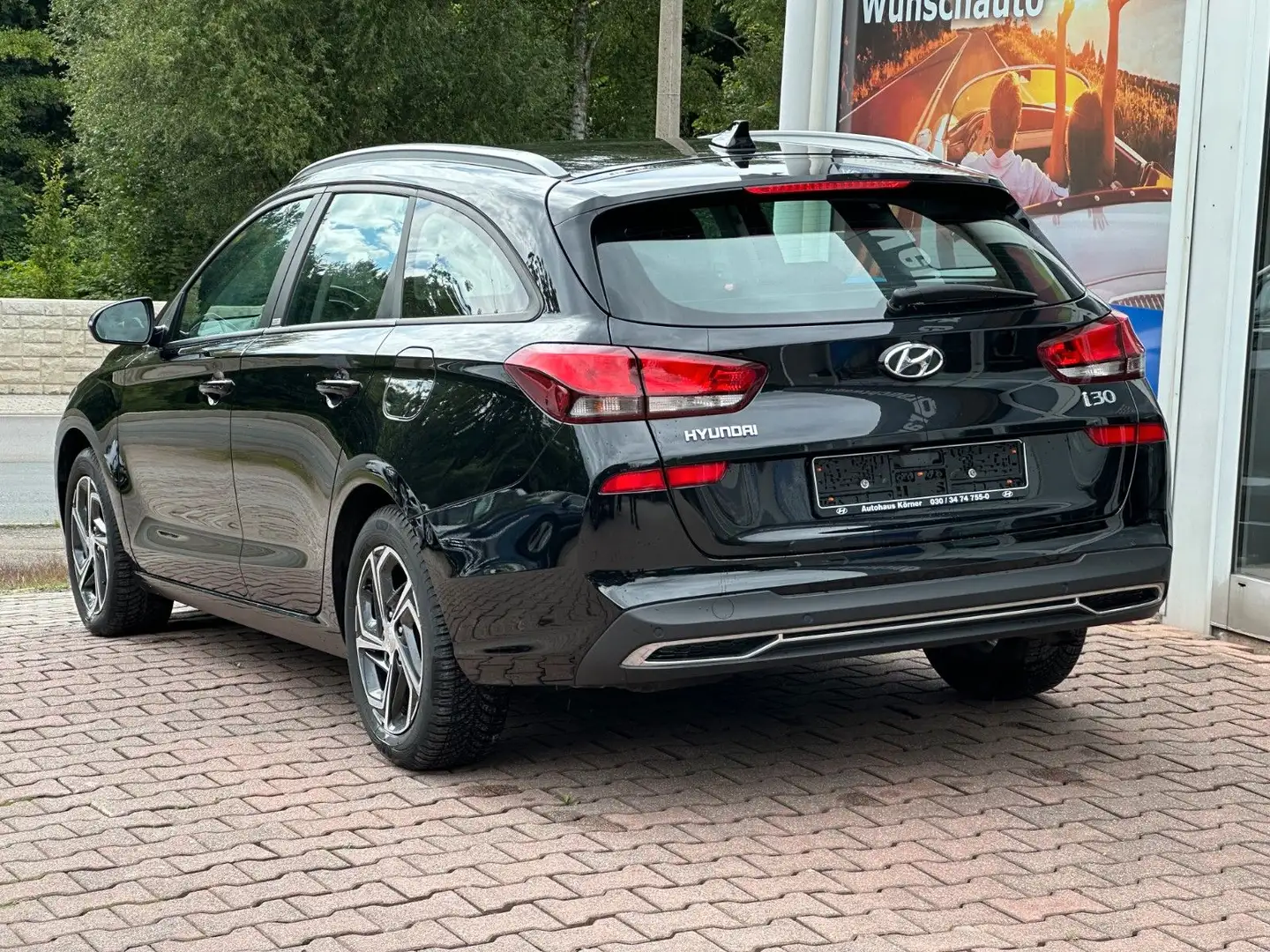 Hyundai i30 cw *Automatic*SitzHz*NAVI*AppleCar* Schwarz - 2