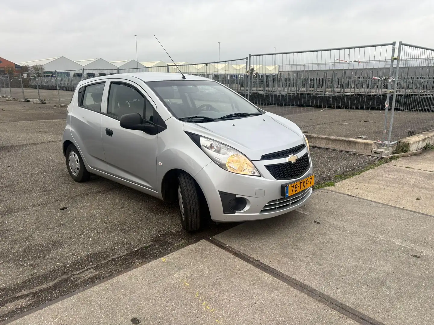 Chevrolet Spark 1.0 16V LS Bi-Fuel Grau - 2