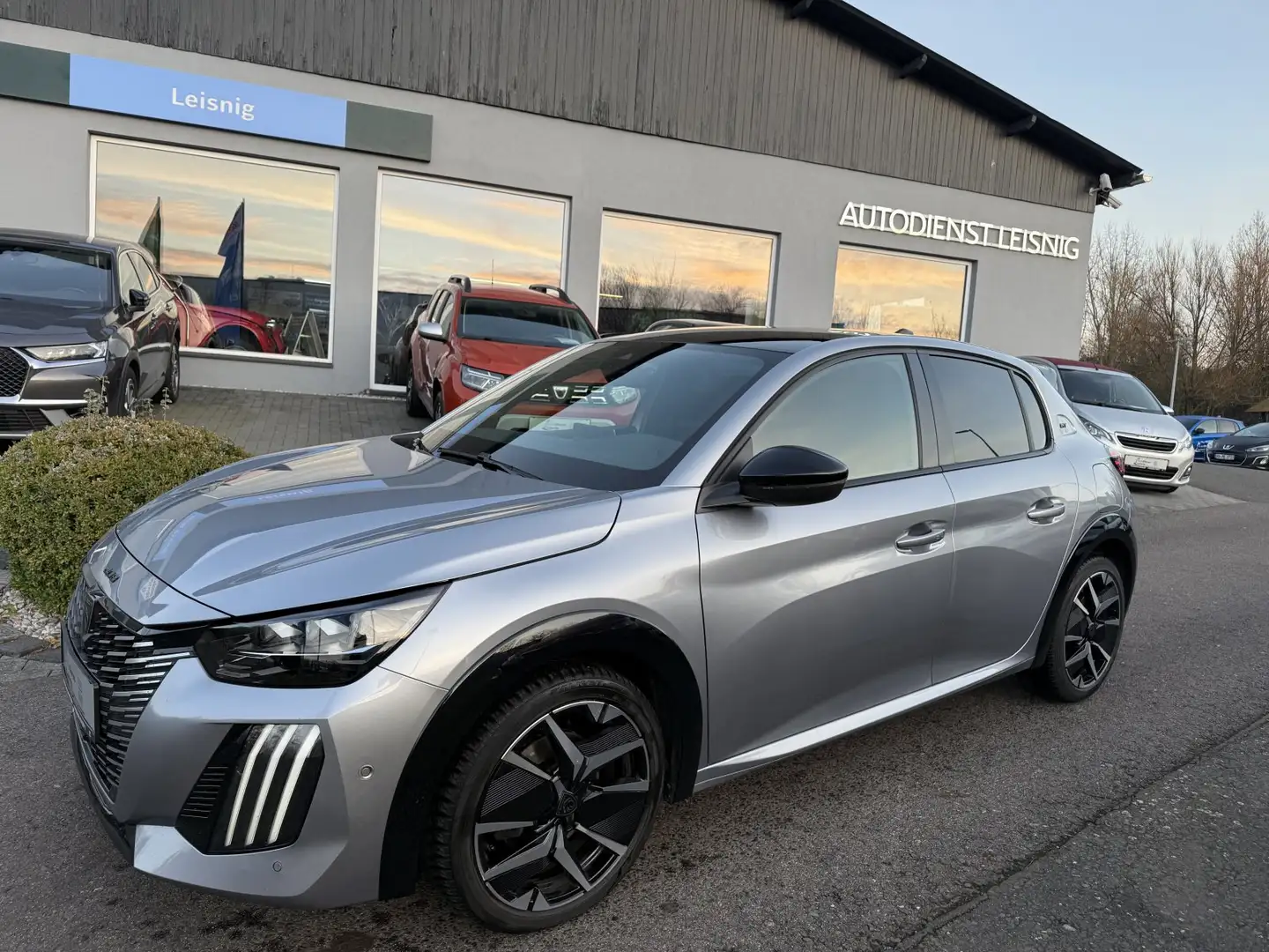 Peugeot 208 1.2 Hybrid 136  GT LED DAB 360° ACC NAVI Gris - 2