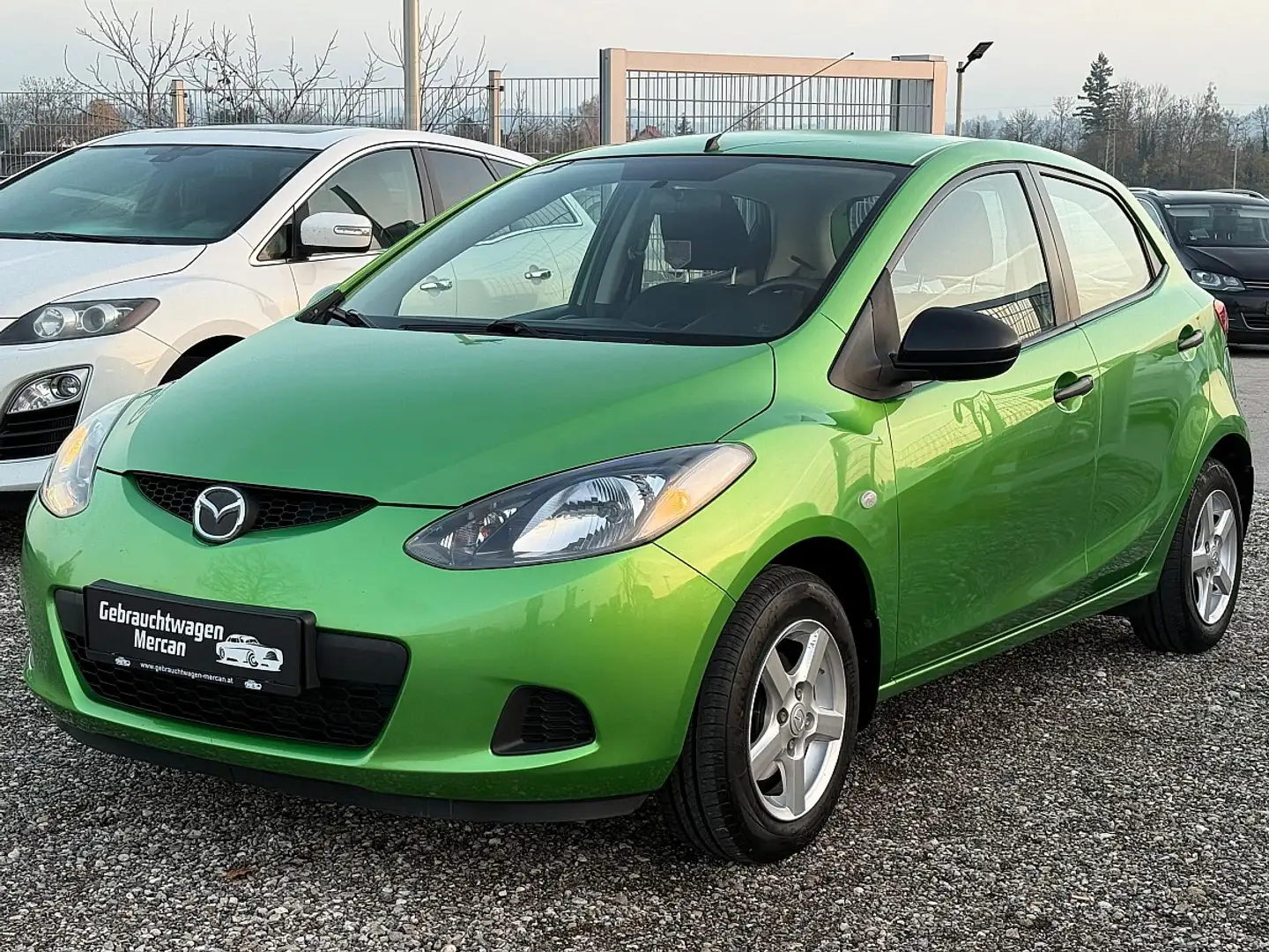 Mazda 2 Mazda2 1,3i CE Plus Grün - 1