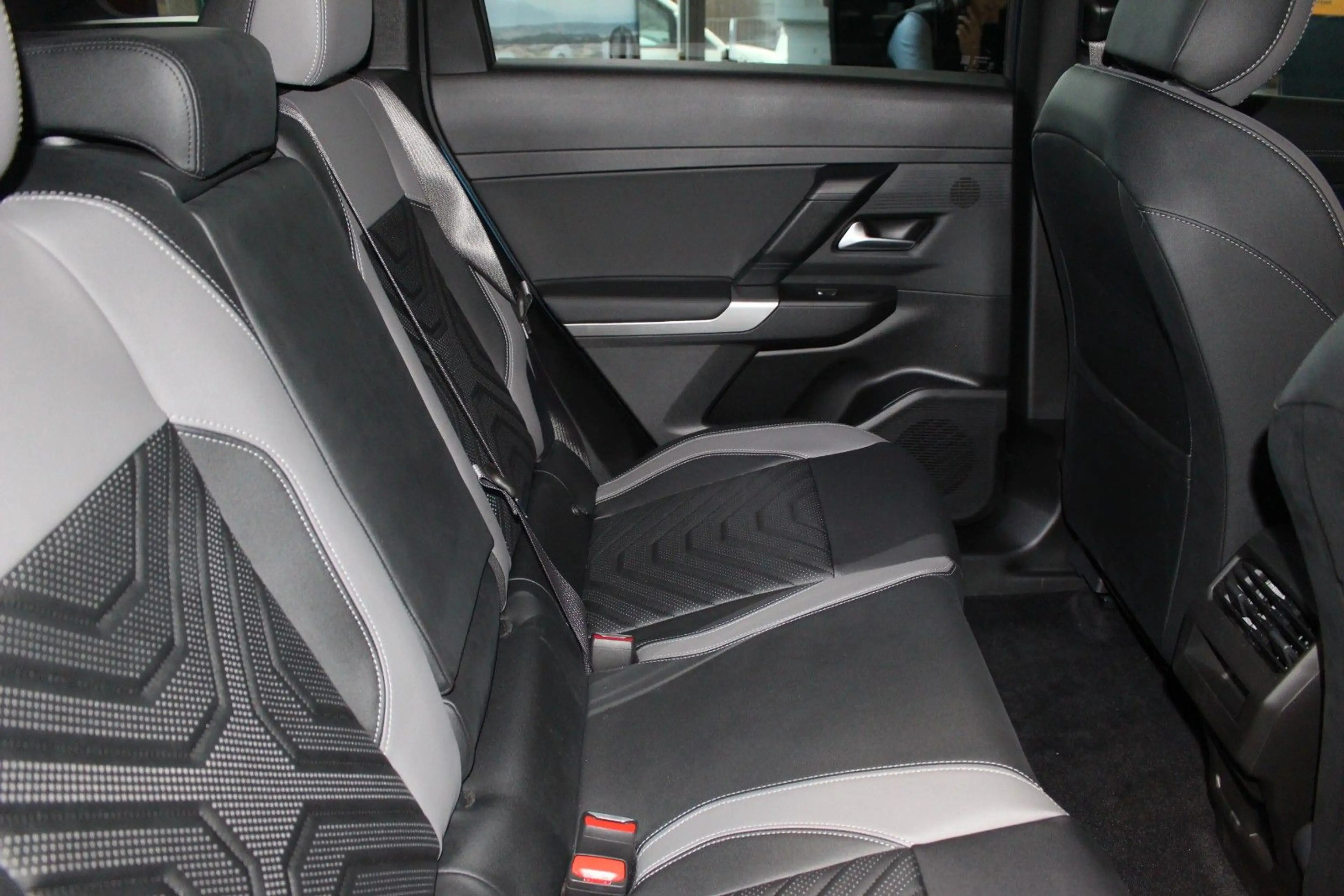 Jeep Compass E-Hybrid 1.2 eDCT 107 kW First Edition — photo 5