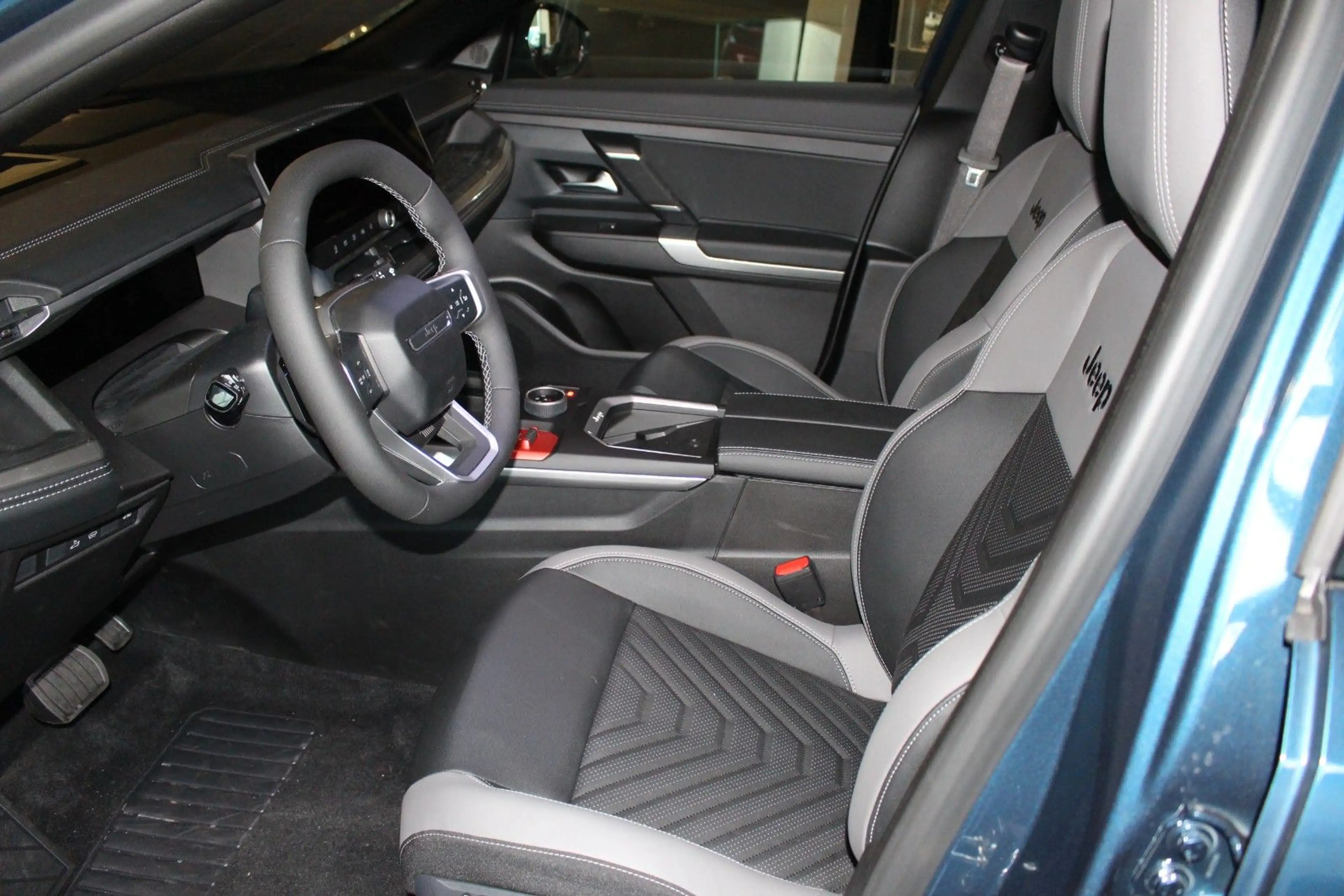 Jeep Compass E-Hybrid 1.2 eDCT 107 kW First Edition — photo 9