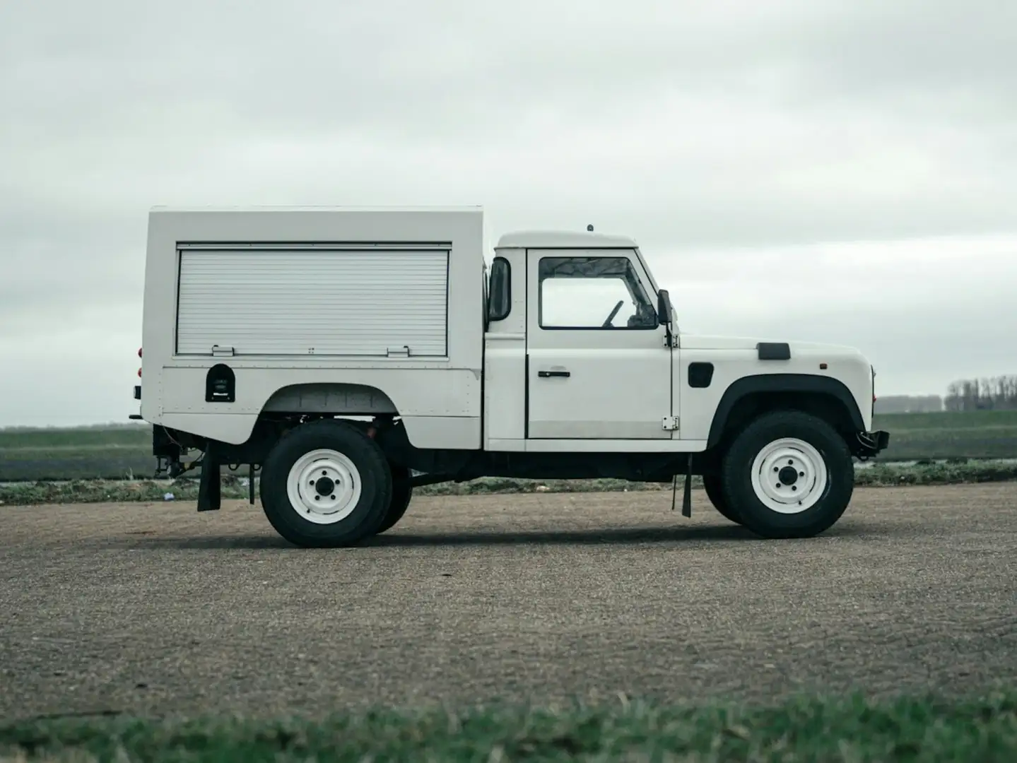 Land Rover Defender 110 Fire Brigade Bílá - 1