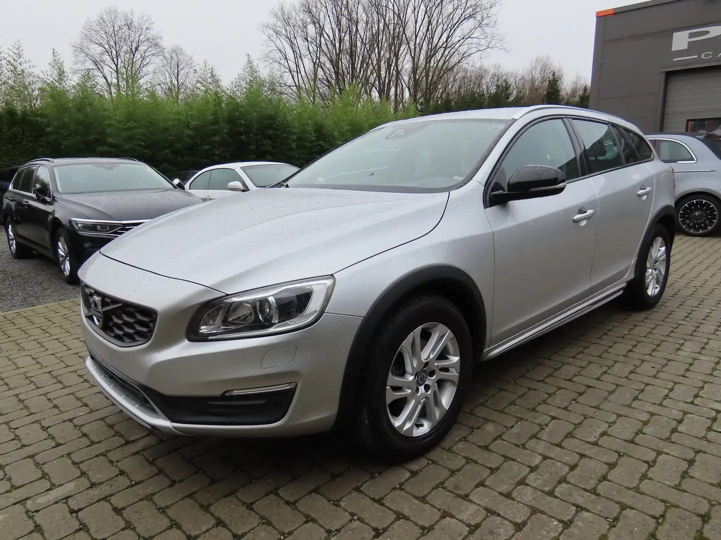 Volvo V60 Cross Country 2.0 T5 Momentum Geartronic Zilver - 1