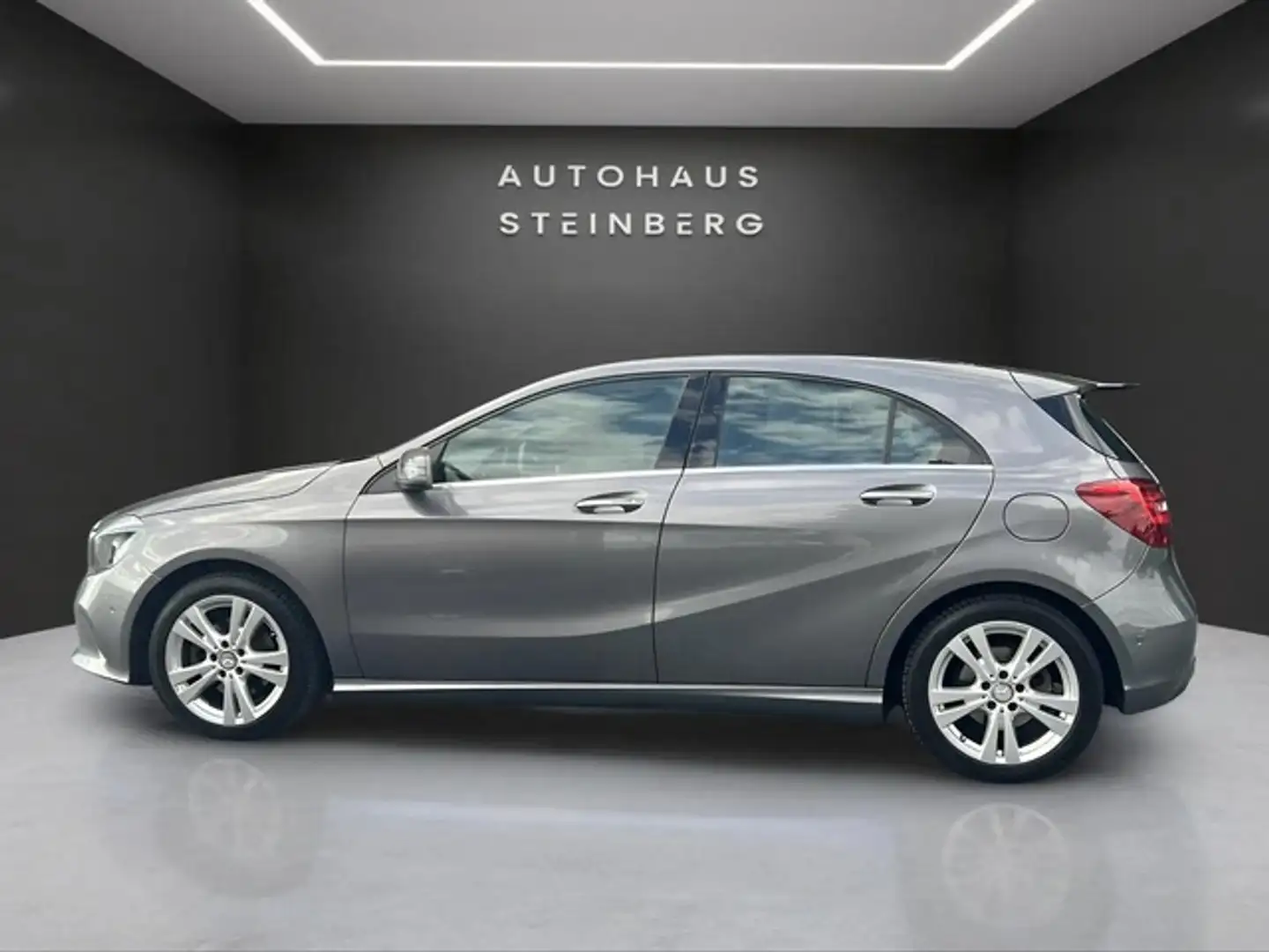 Mercedes-Benz A 180 Activity Edition NAVIGATION+SITZHEIZUNG+TEMPOMAT+A Grijs - 1