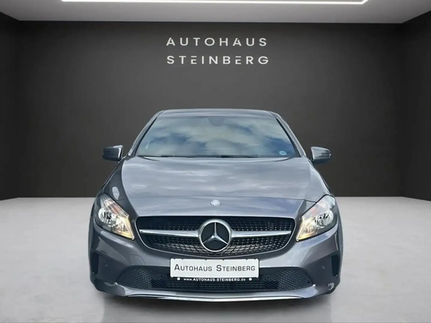 Mercedes-Benz A 180 Activity Edition NAVIGATION+SITZHEIZUNG+TEMPOMAT+A Grijs - 2