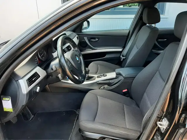 BMW 3 Series view 8
