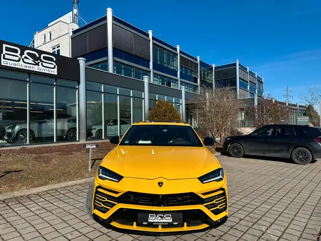 Lamborghini Urus view 9
