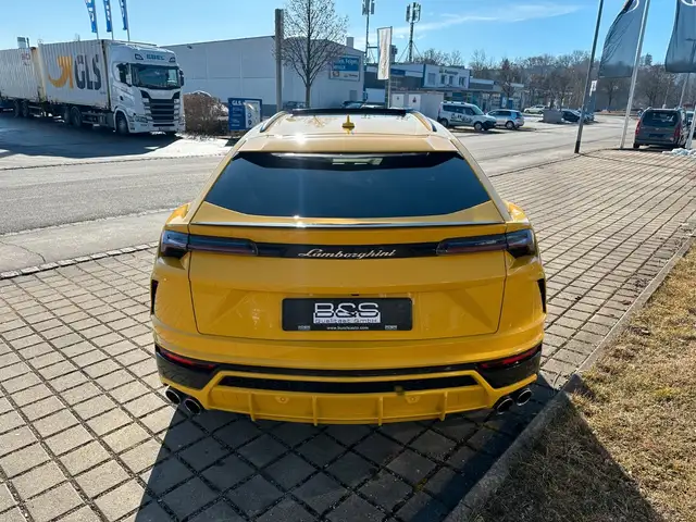 Lamborghini Urus view 6