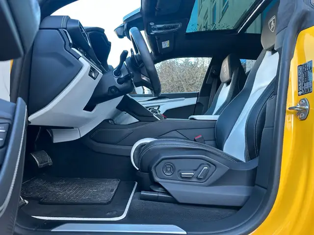 Lamborghini Urus view 14