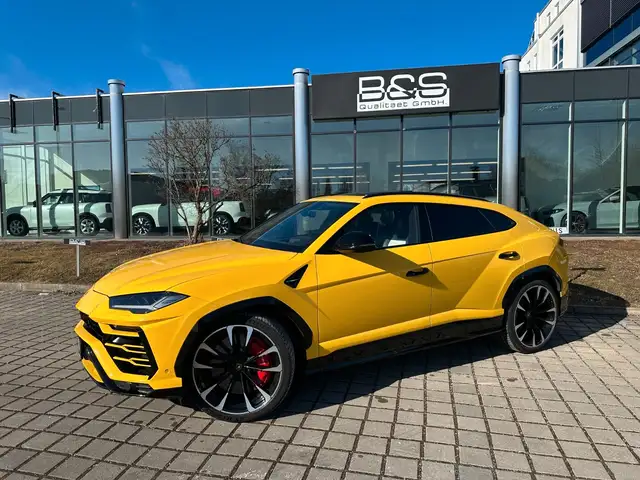 Lamborghini Urus view 4