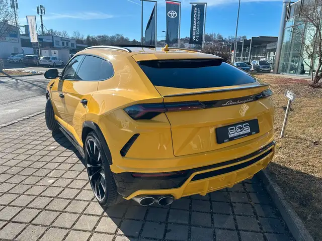 Lamborghini Urus view 5