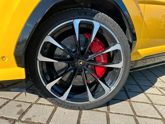 Lamborghini Urus view 3